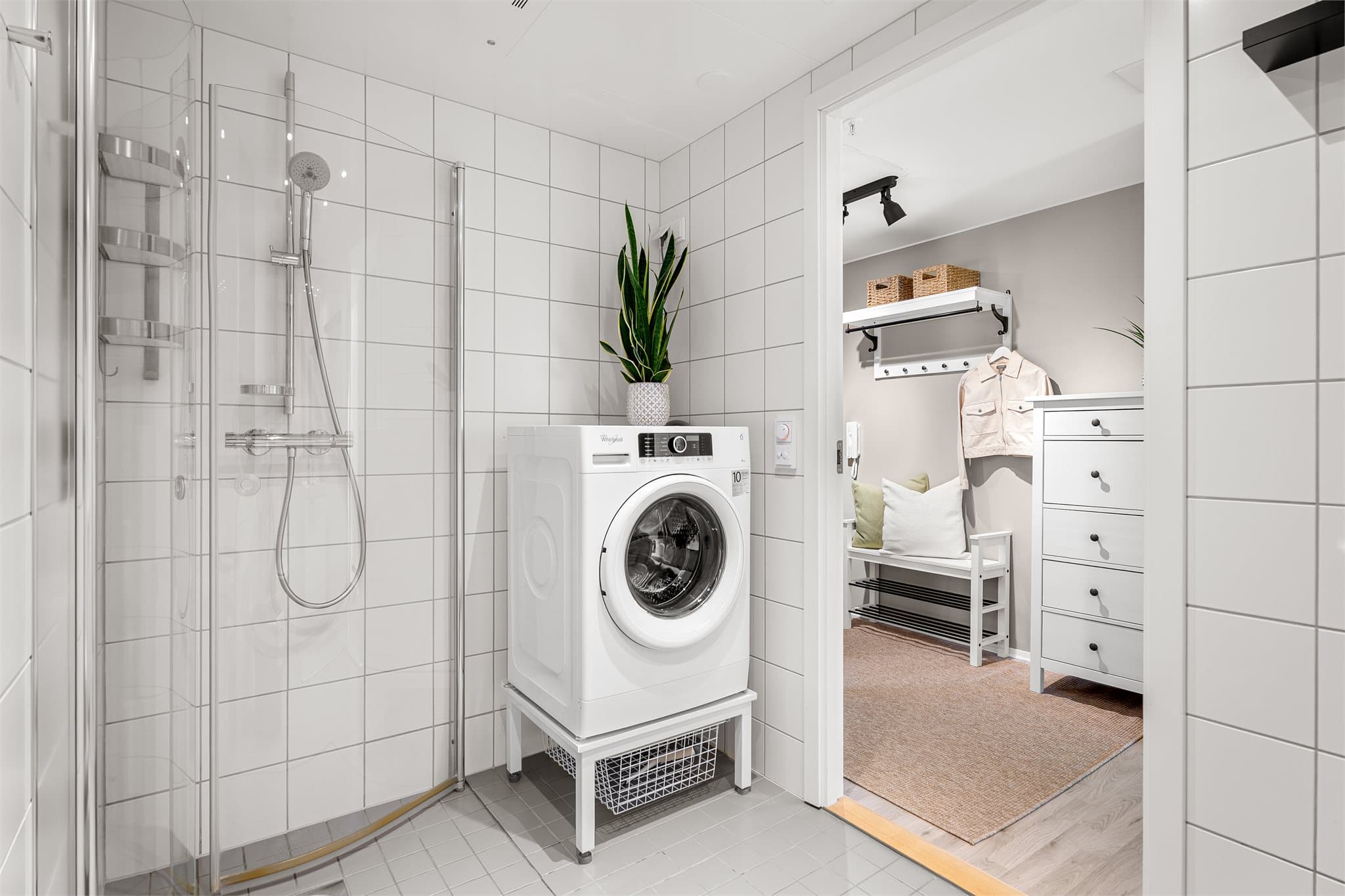 Badet måler ca. 4,5 kvm og har mulighet for både vaskemaskin og tørketrommel.