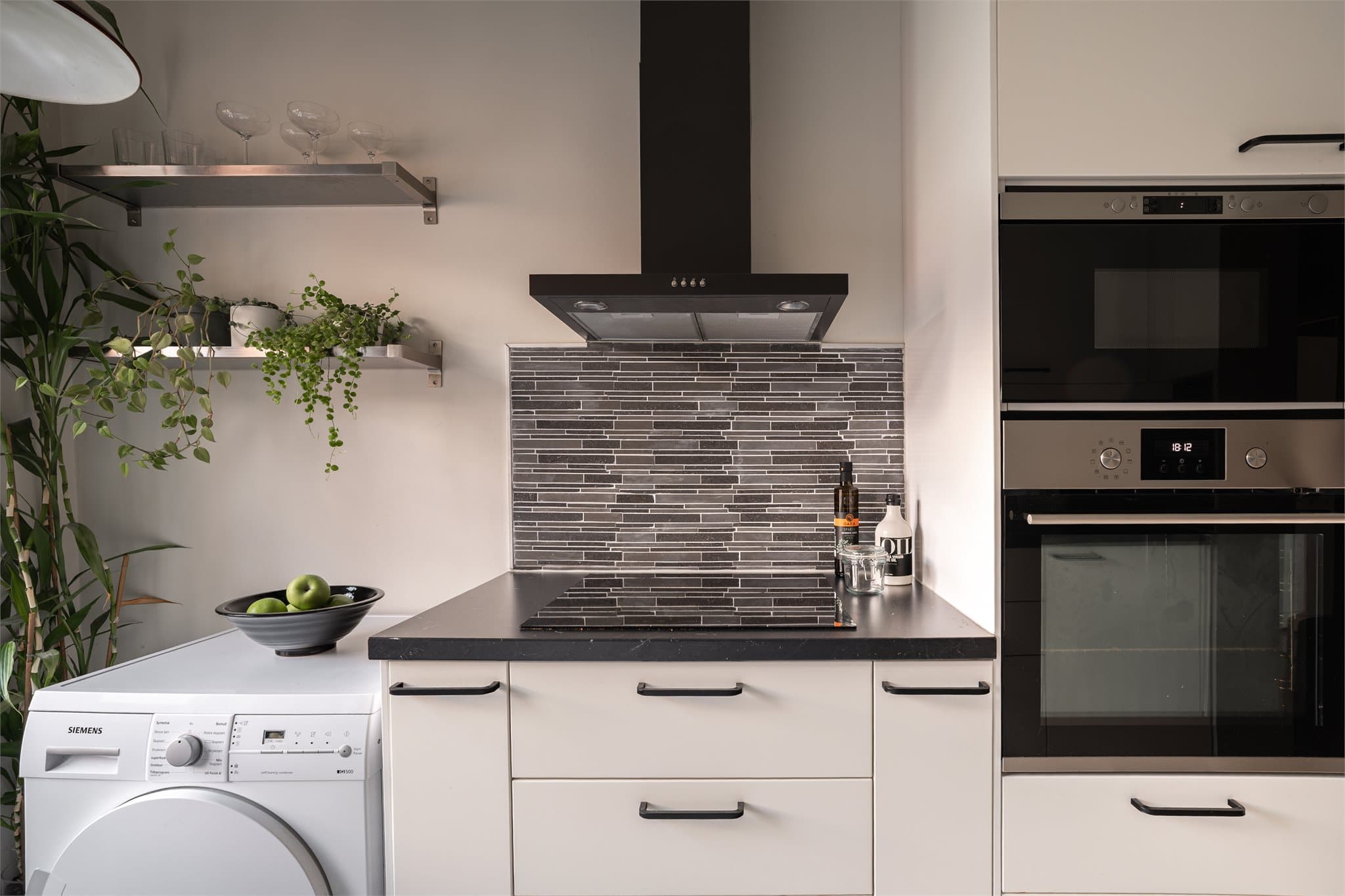 Kjøkkeninnredning fra 2017 med glatte fronter og benkeplate av laminat.