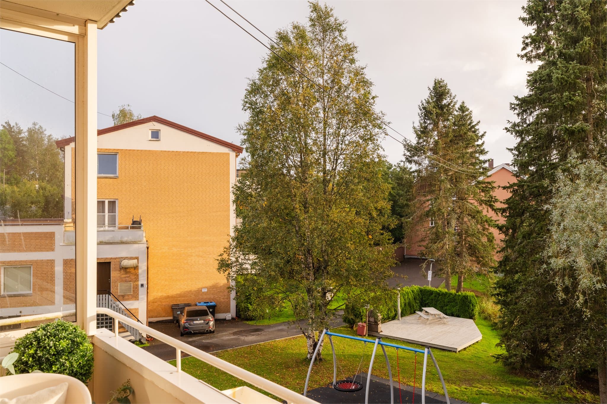 Balkong som inviterer til både ro og sosiale sammenkomster.