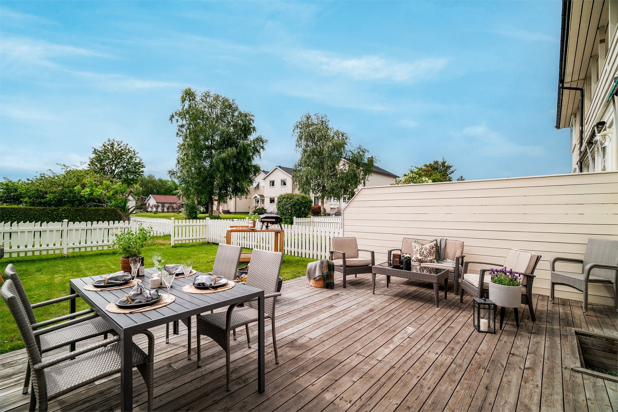 Sørvendt terrasse med gode solforhold og rikelig plass til å møblere etter eget ønske og behov.