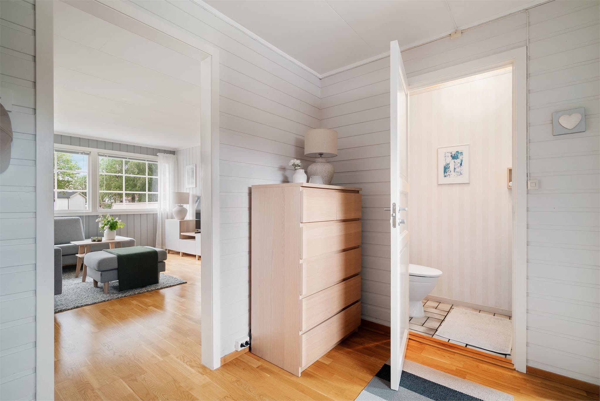 Fra gangen har man tilgang til et praktisk toalettrom.