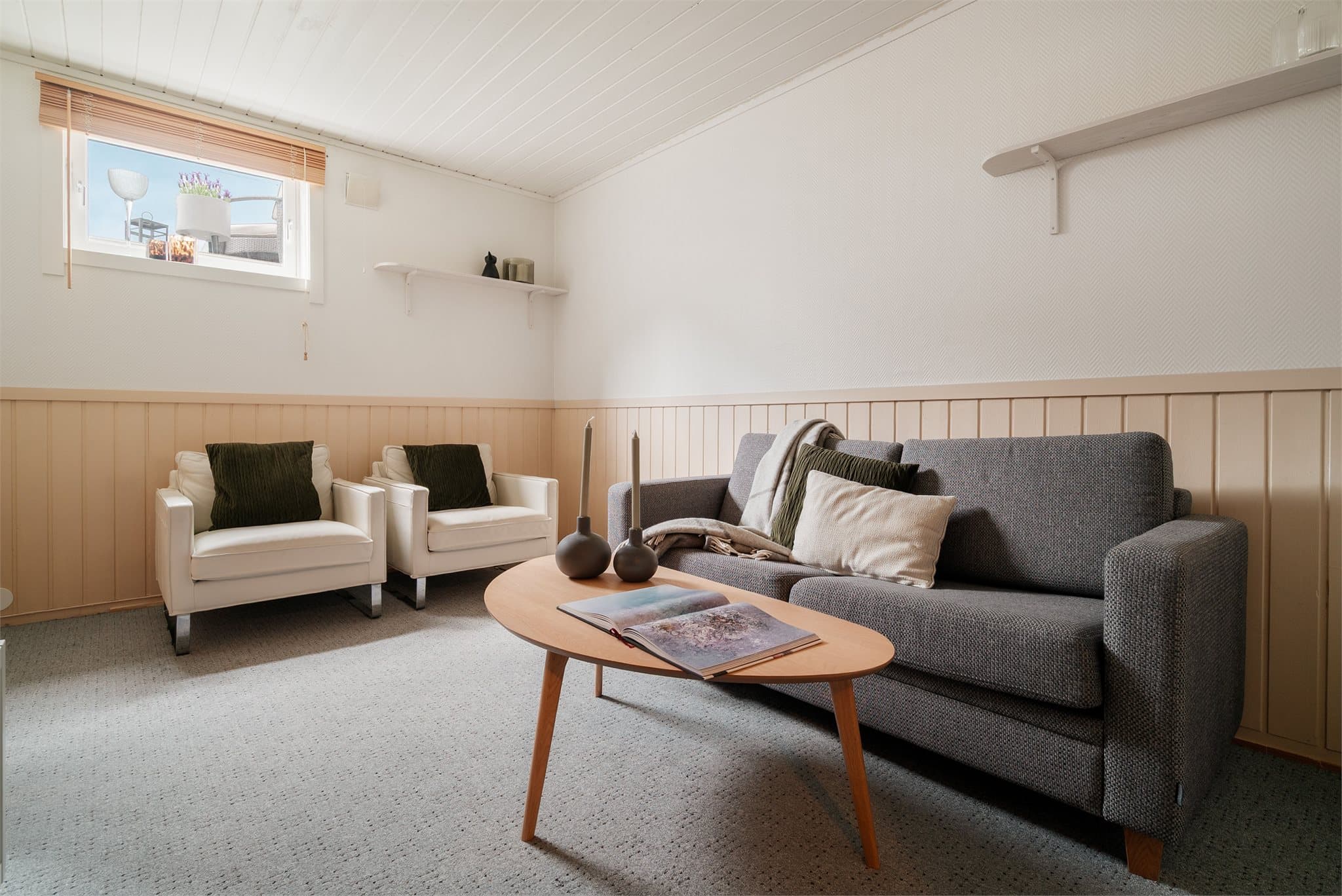 Kjelleren er i dag innredet som kjellerstue og soverom, men rommene er ikke godkjent for varig opphold.
