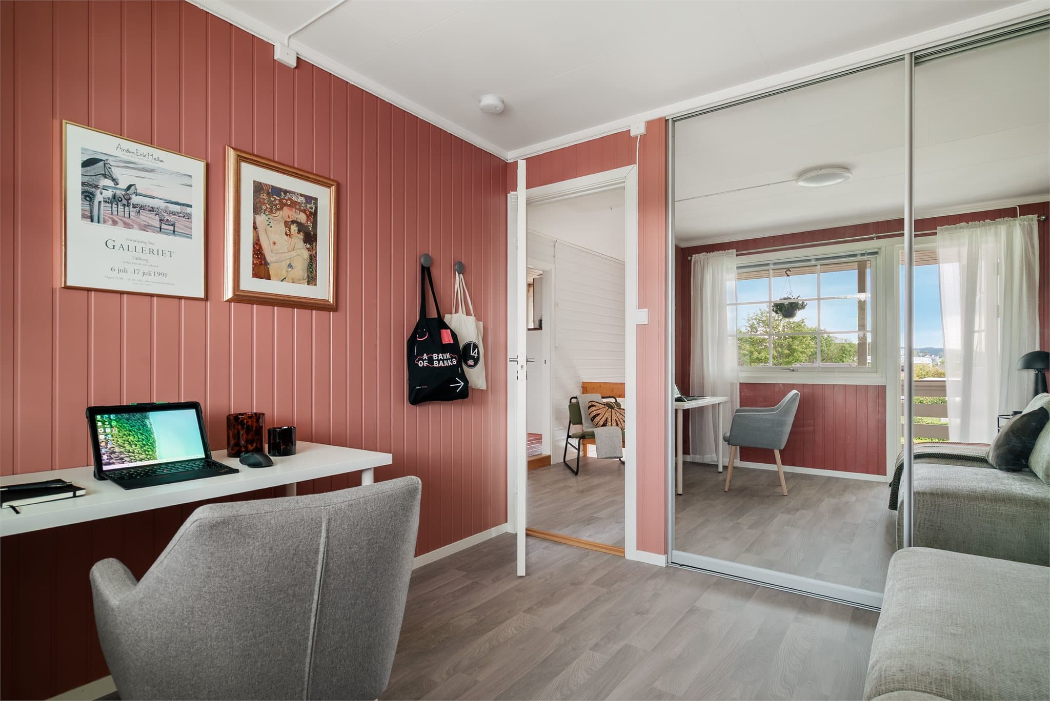 Soverom 2 er på ca. 9 kvm og kan benyttes som soverom, kontor eller gjesterom. Rommet har integrert skyvedørsgarderobe som gir rikelig med lagringsplass.