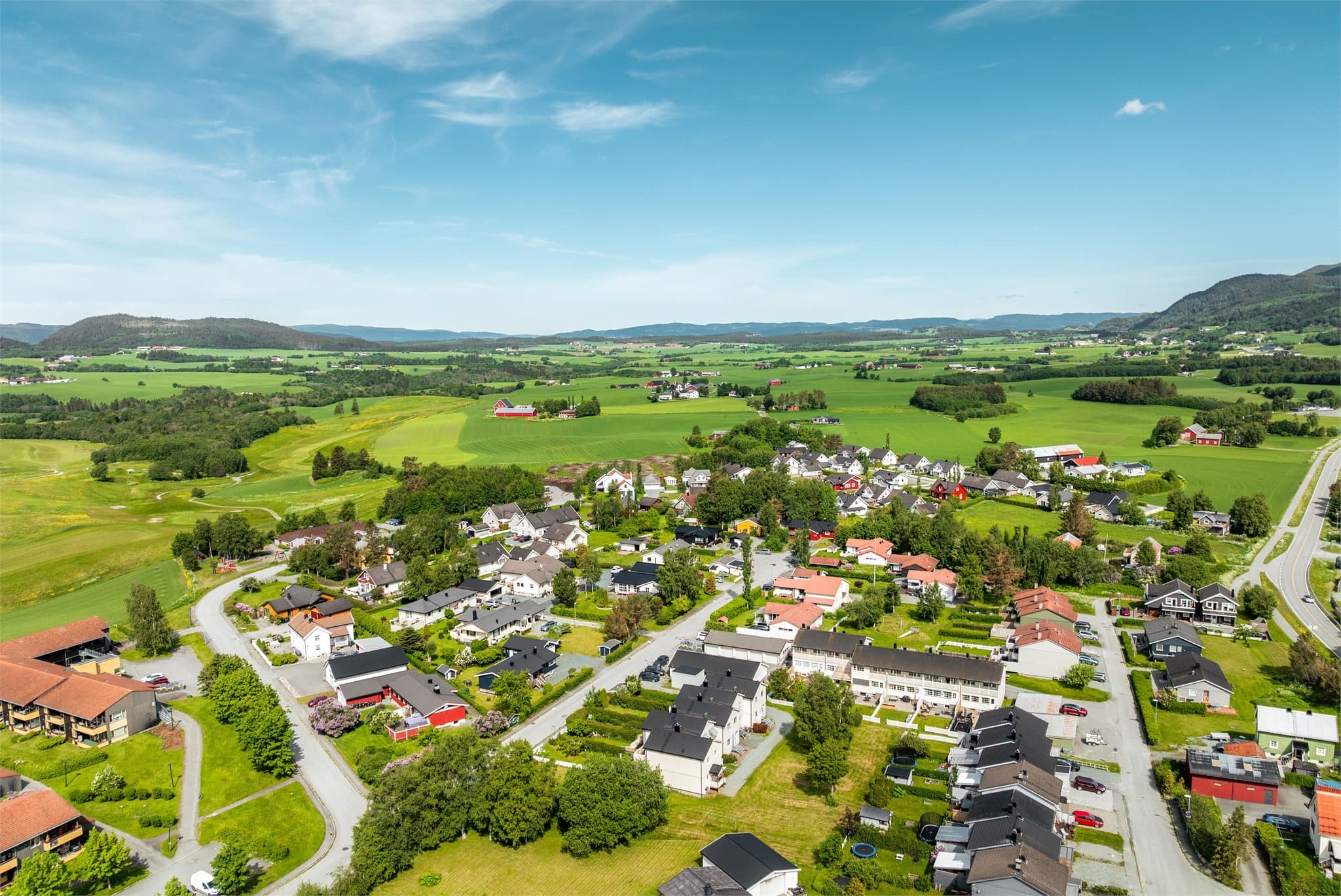 Eiendommen disponerer garasjeplass i felles garasjerekke. Zaptec elbillader ble installert i garasjen i 2024.