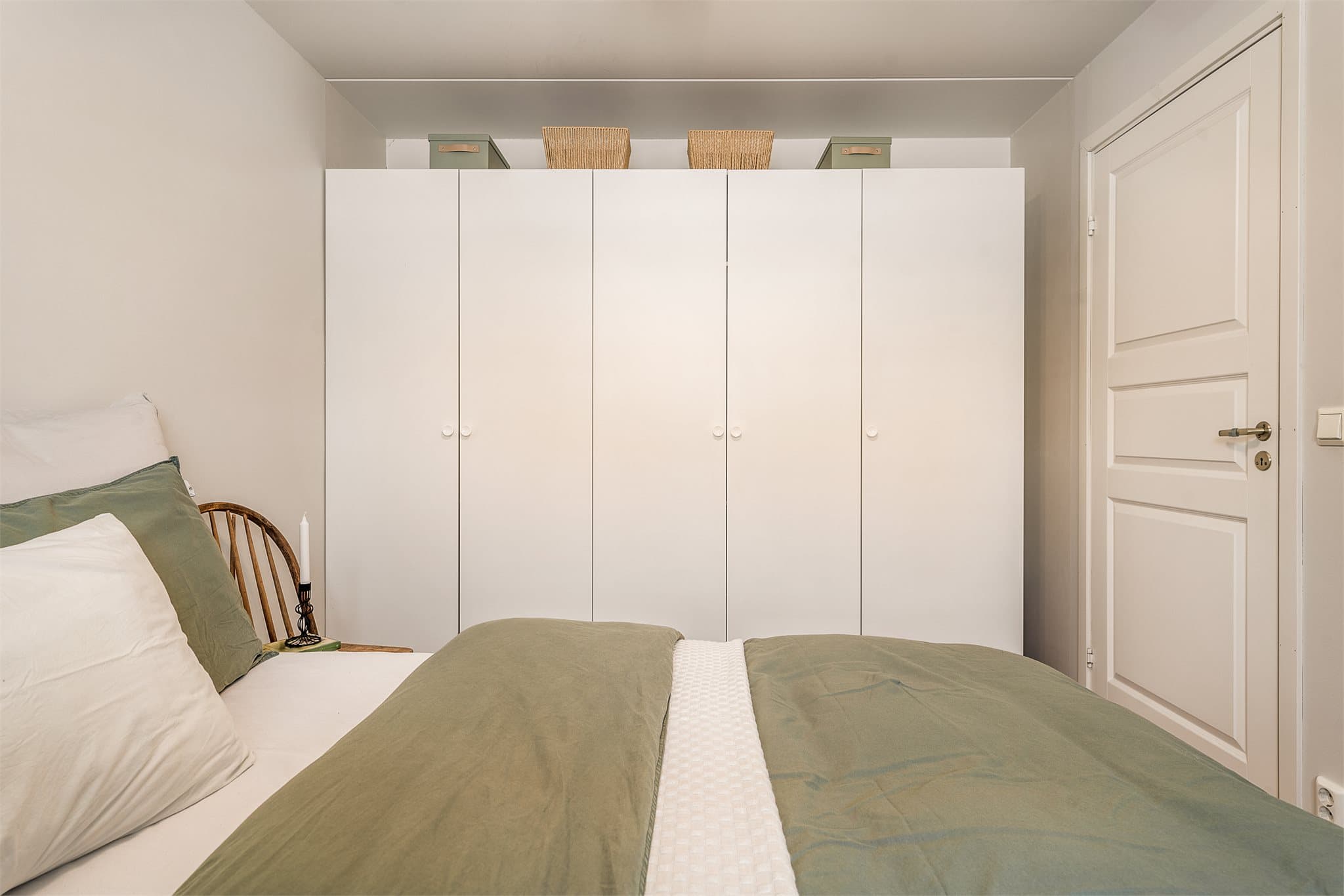 God plass til dobbeltseng og garderobeskap