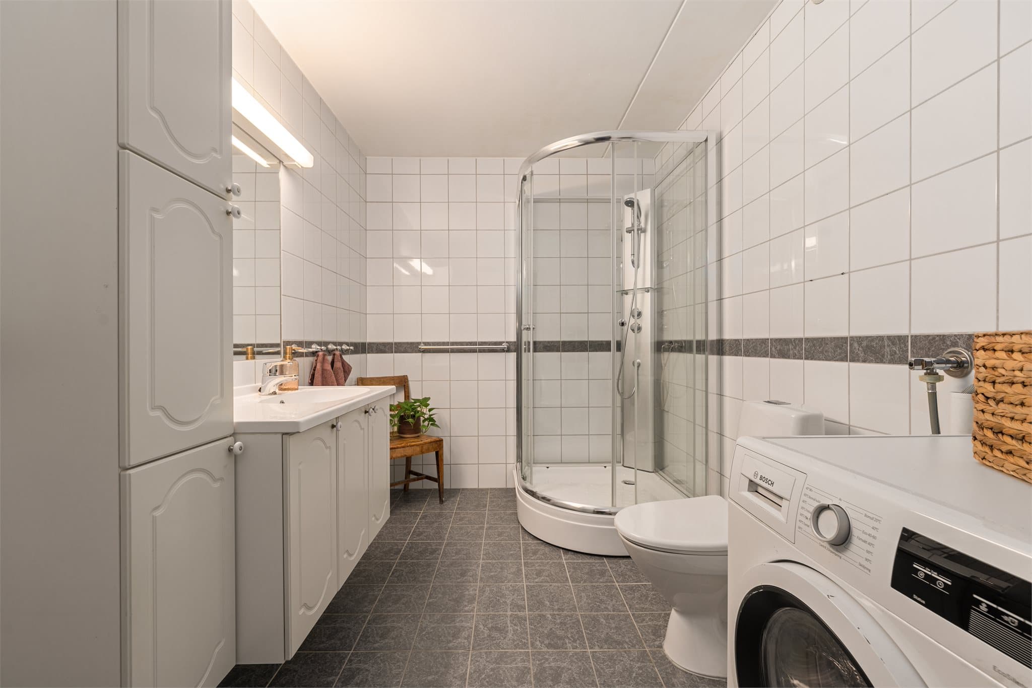 Flislagt bad i moderne farger. Varme i gulv