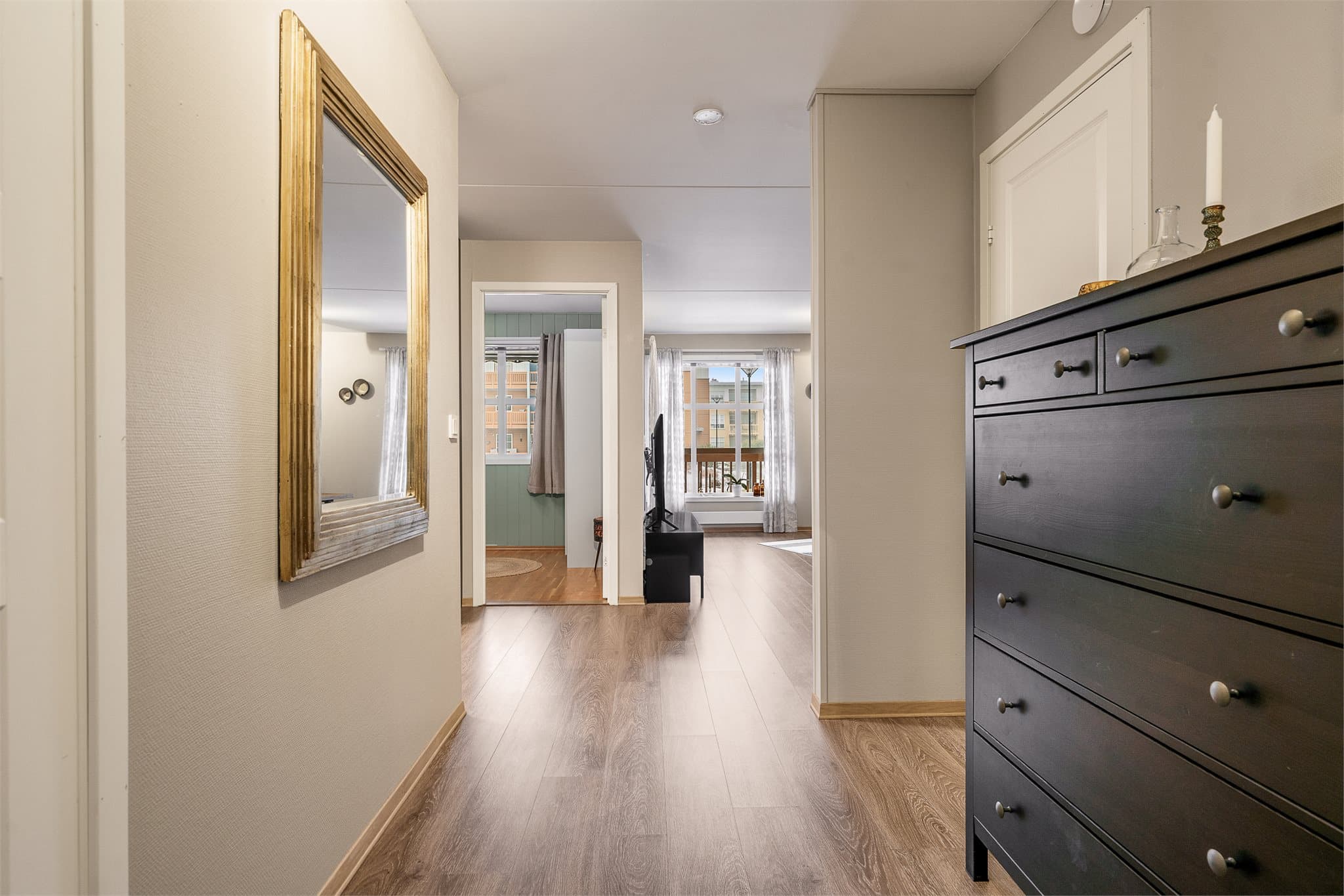 Romslig gang med plass til garerobeskap