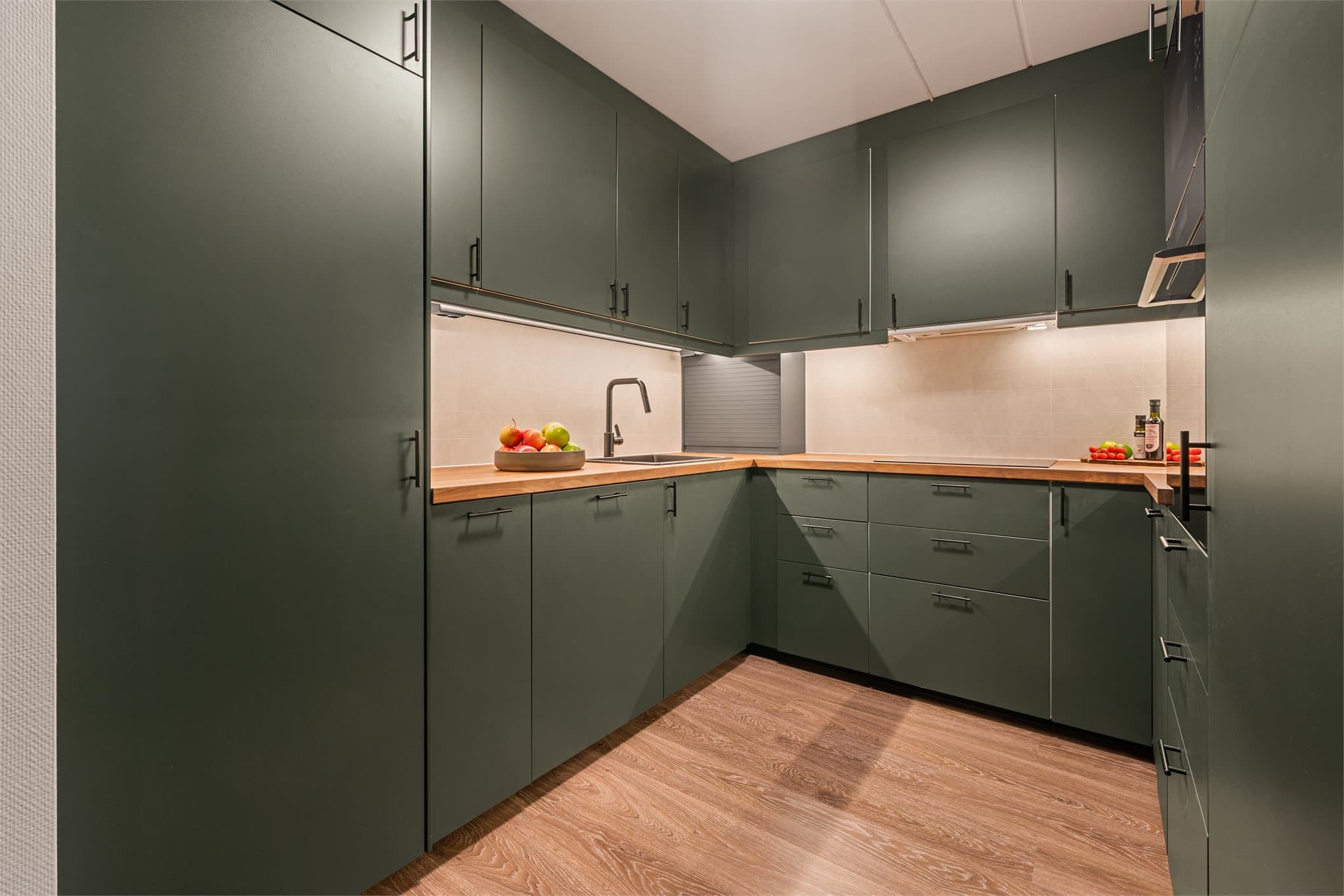 Kjøkken er nytt fra 2025 med mye skap- og benkeplass