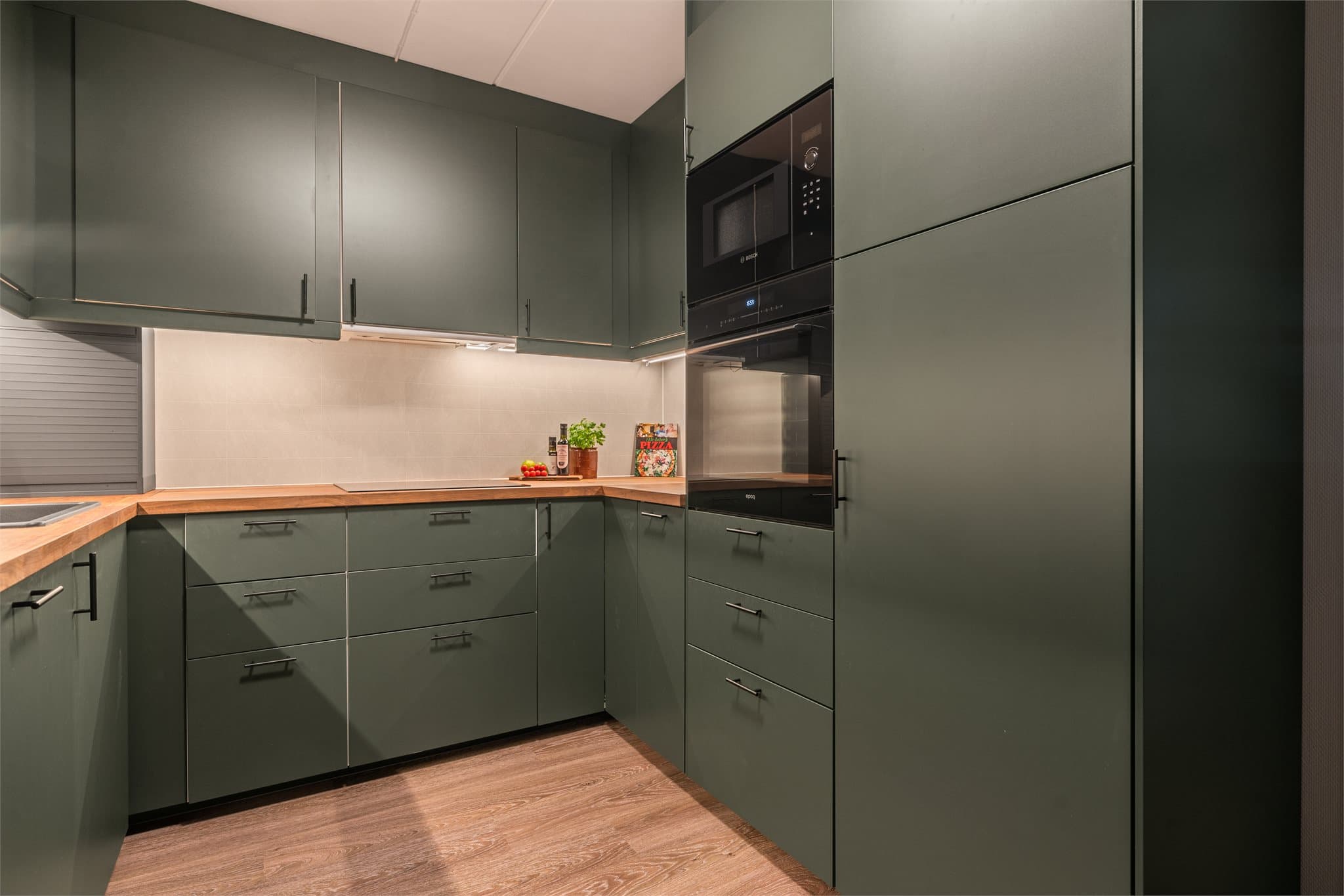 Integrerte hvitevarer som stekeovn, mikrobølgeovn, platetopp, oppvaskmaskin og kombi kjøle- / fryseskap