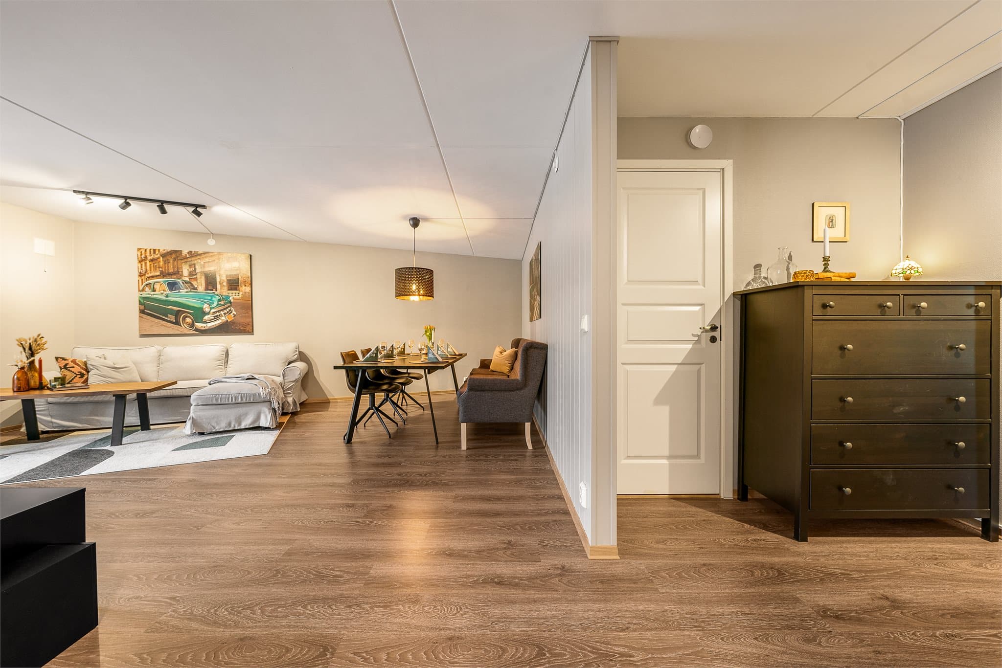 Stue sett fra kjøkkensiden. Praktisk innvendig bod for lagring