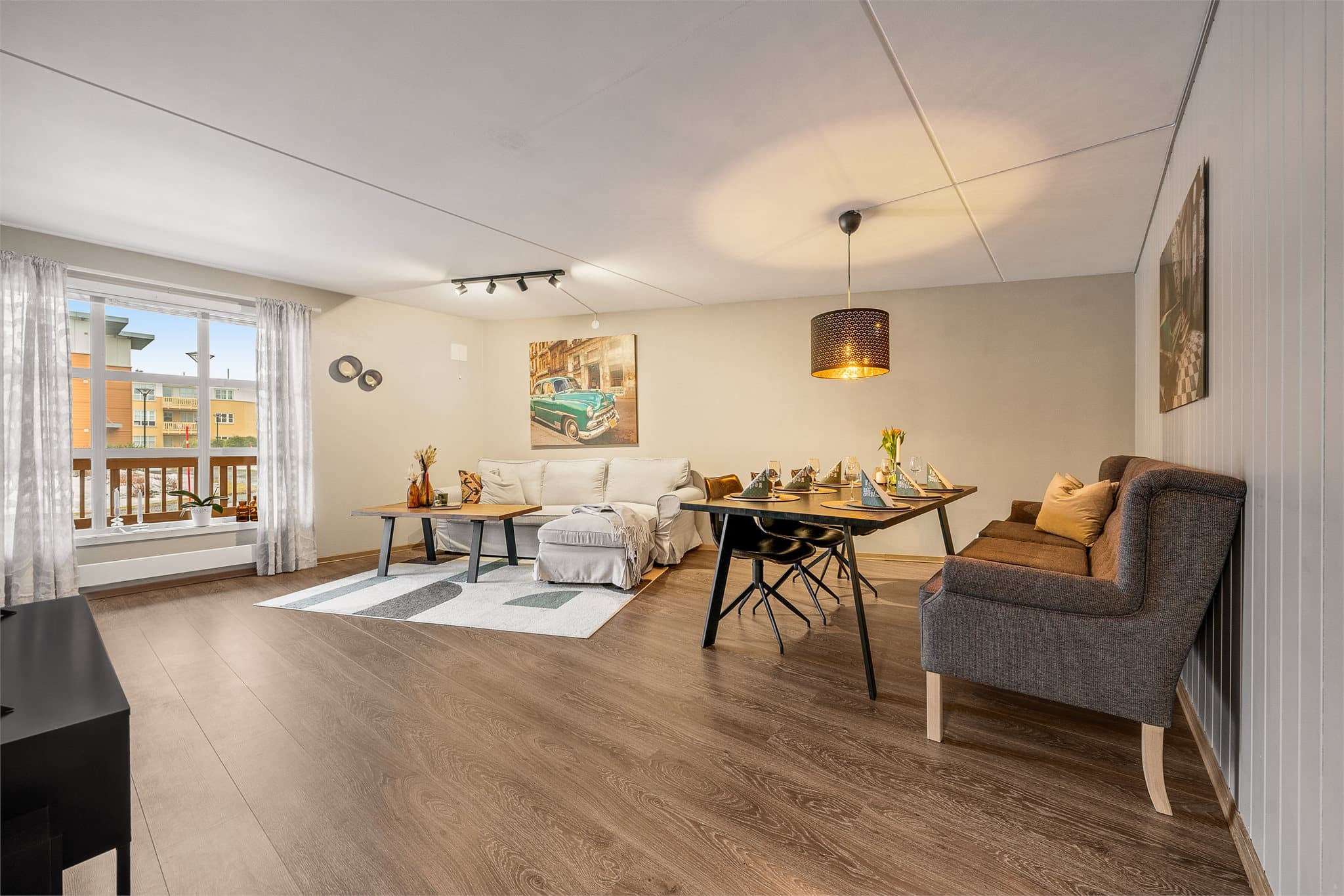 Stor stue som enkelt kan innredes med stort spisebord og salong i tillegg