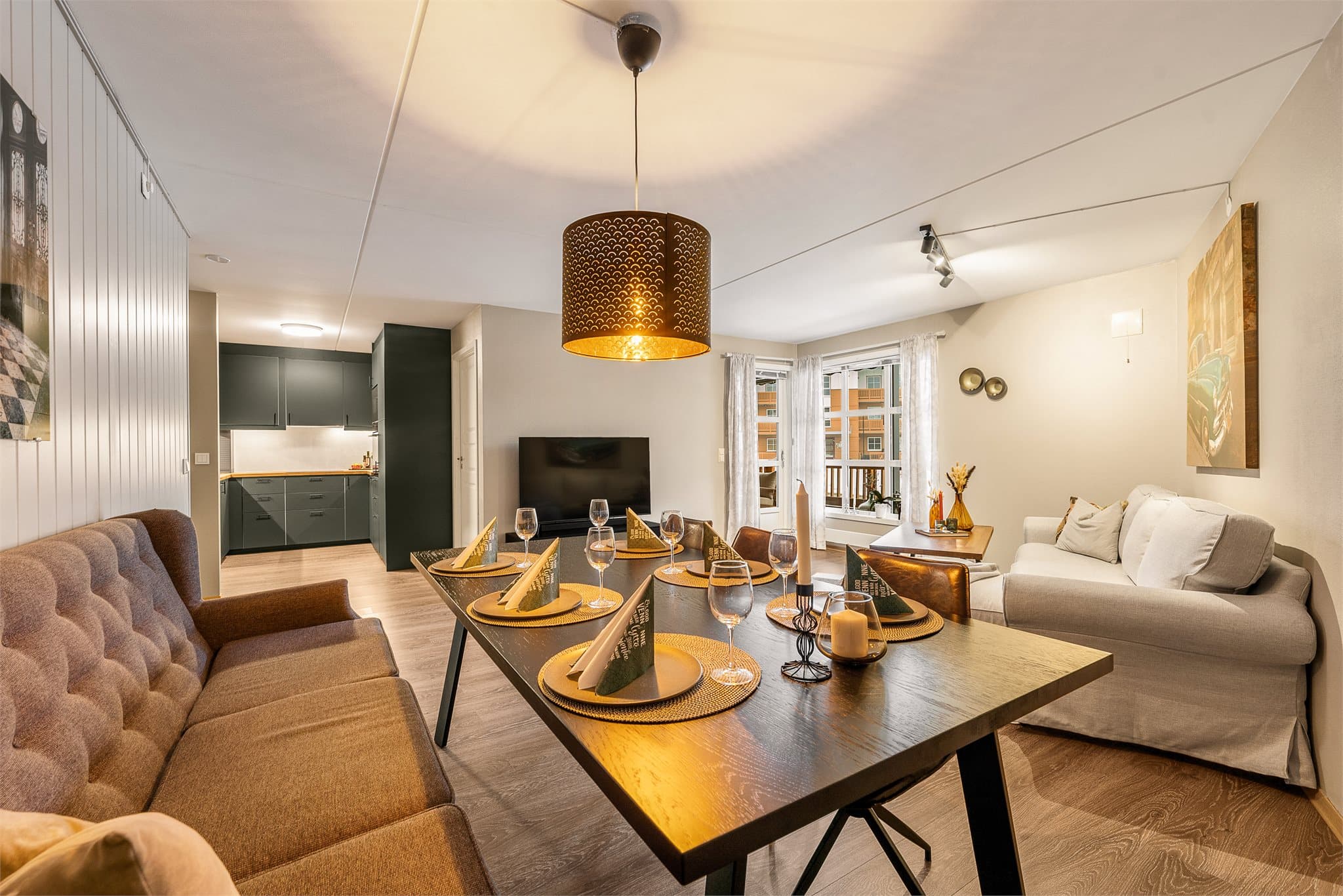 Romslig stue med kjøkken tilbaketrukket fra stuen