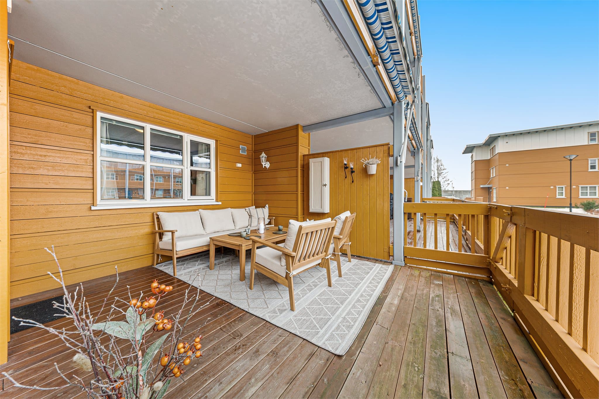 Stor terrasse vendt med port og tilgang til fellesområde