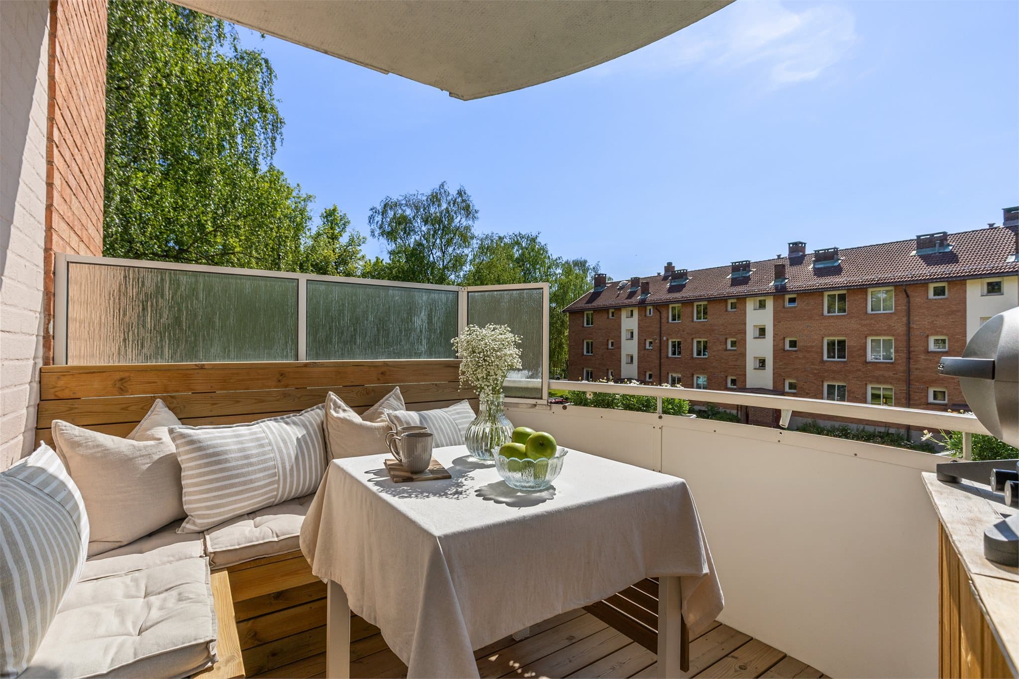 Her har du en plassbygd sittegruppe med plass til spisebord og grill. Perfekt for de fine sommerdagene