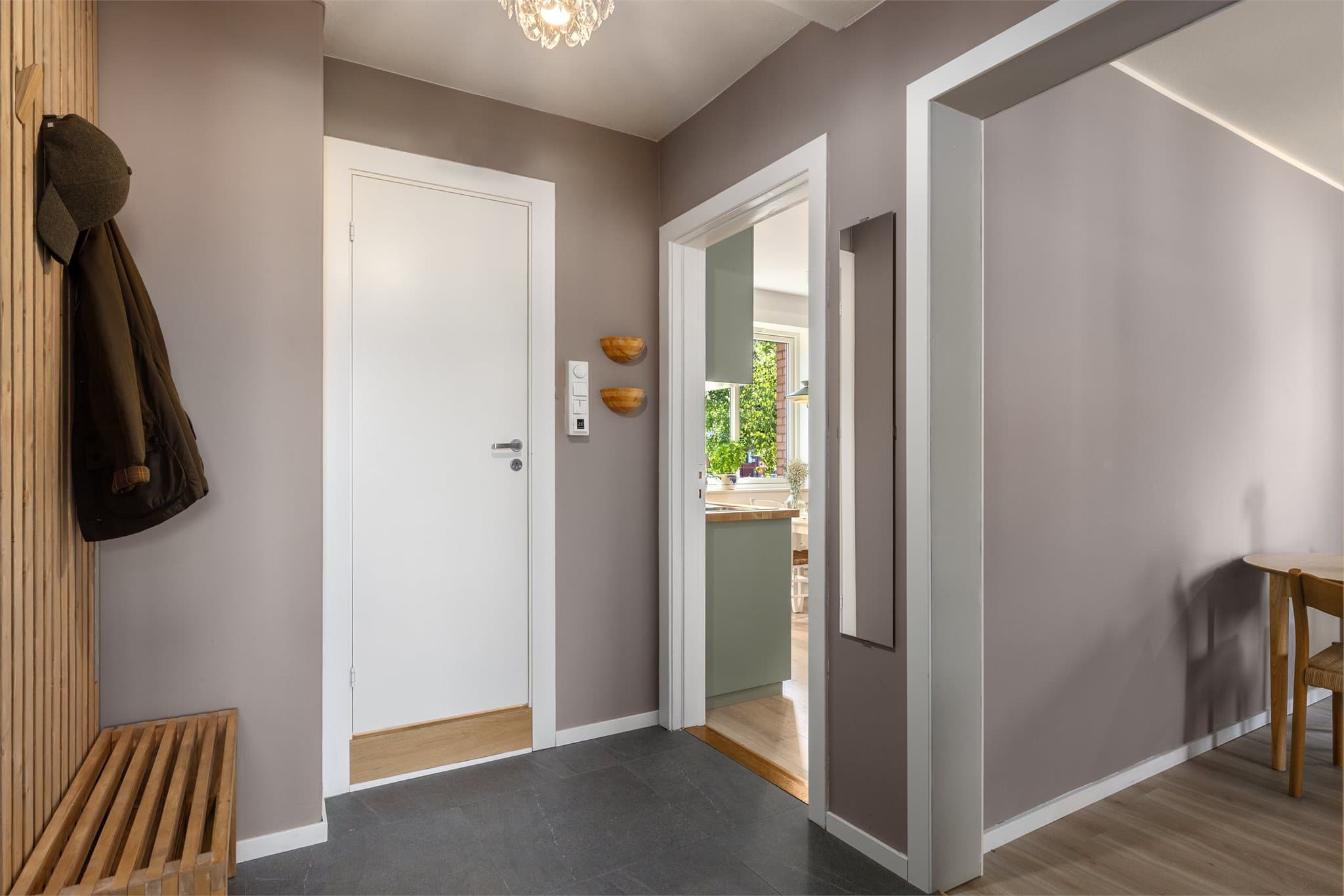 Leiligheten disponerer tre boder. To er i kjelleren og er på hhv. 4 og 1 kvm. Loftsboden har 9 kvm gulvareal. Fellesarealer som tørkeloft og sykkelrom i kjeller