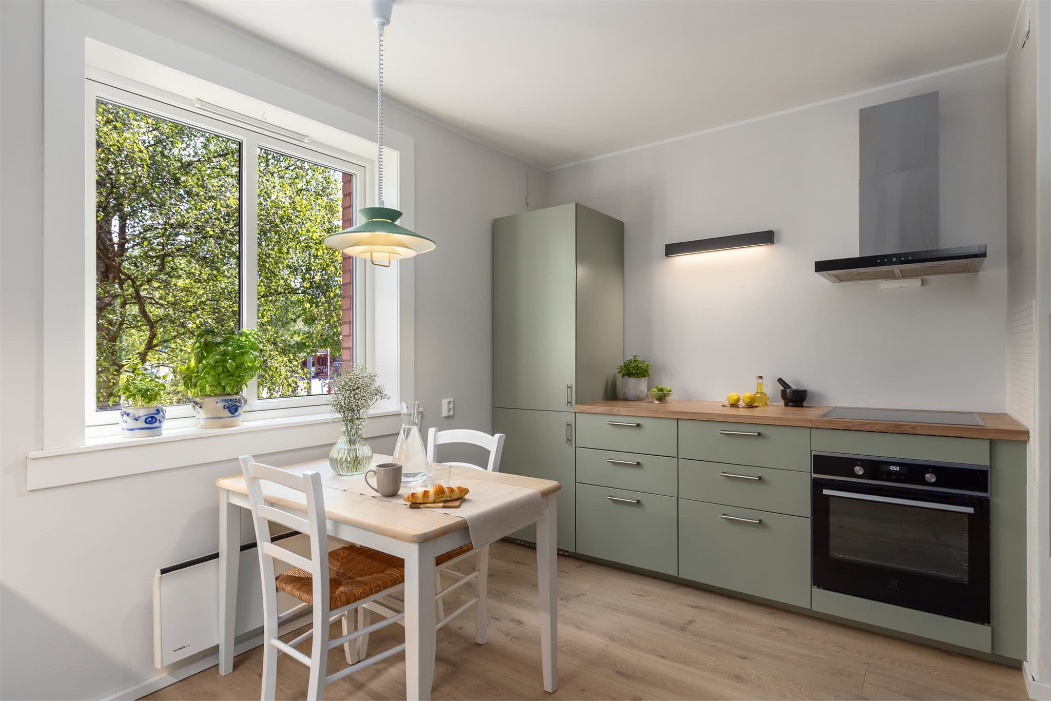 Stort og lekkert separat kjøkken med rikelig med benkeplass og rom for spisebord