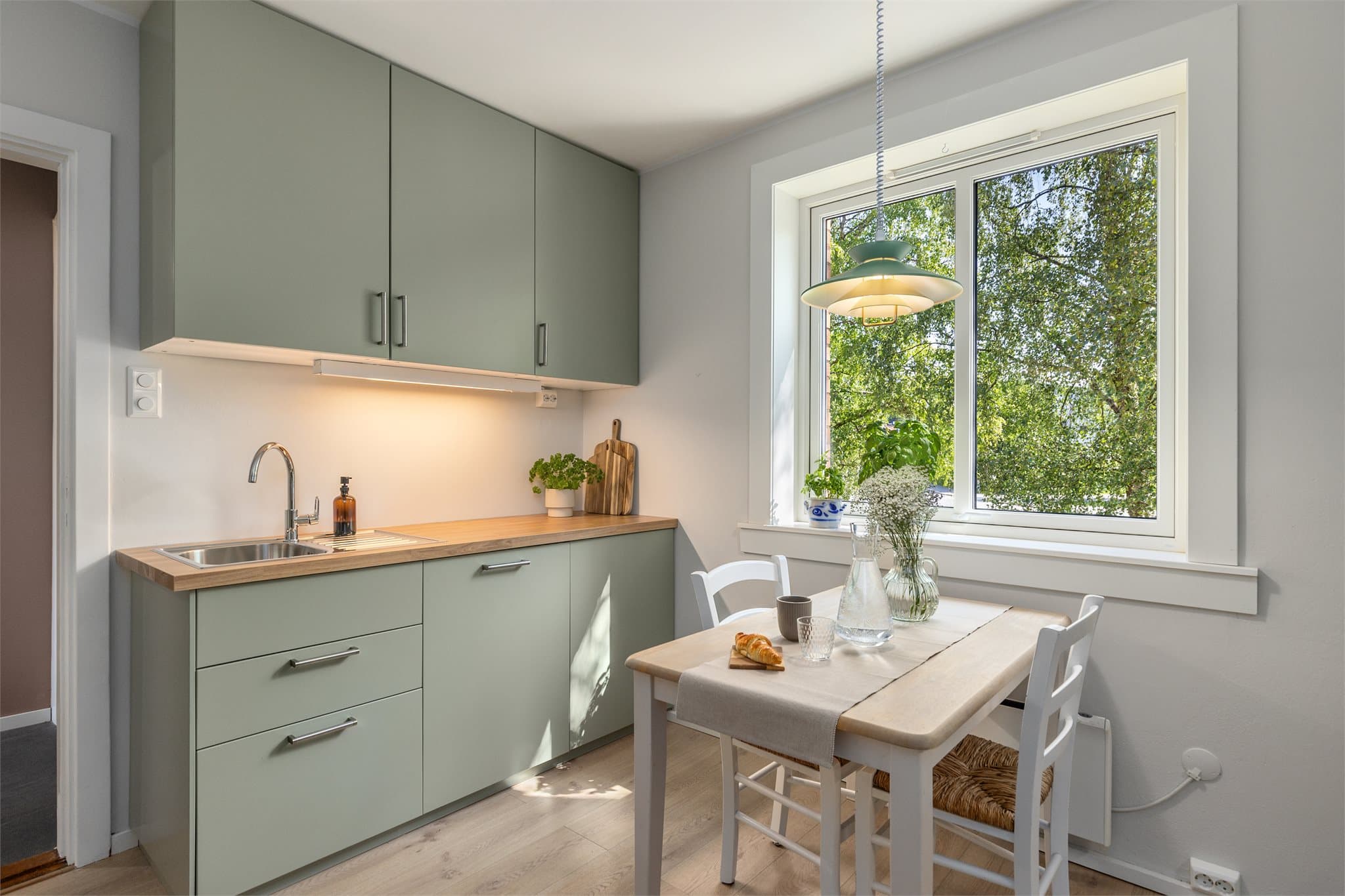 Kjøkkenet har pene slette fronter fra 2018, men gjennomgikk vesentlig oppgraderinger i 2025