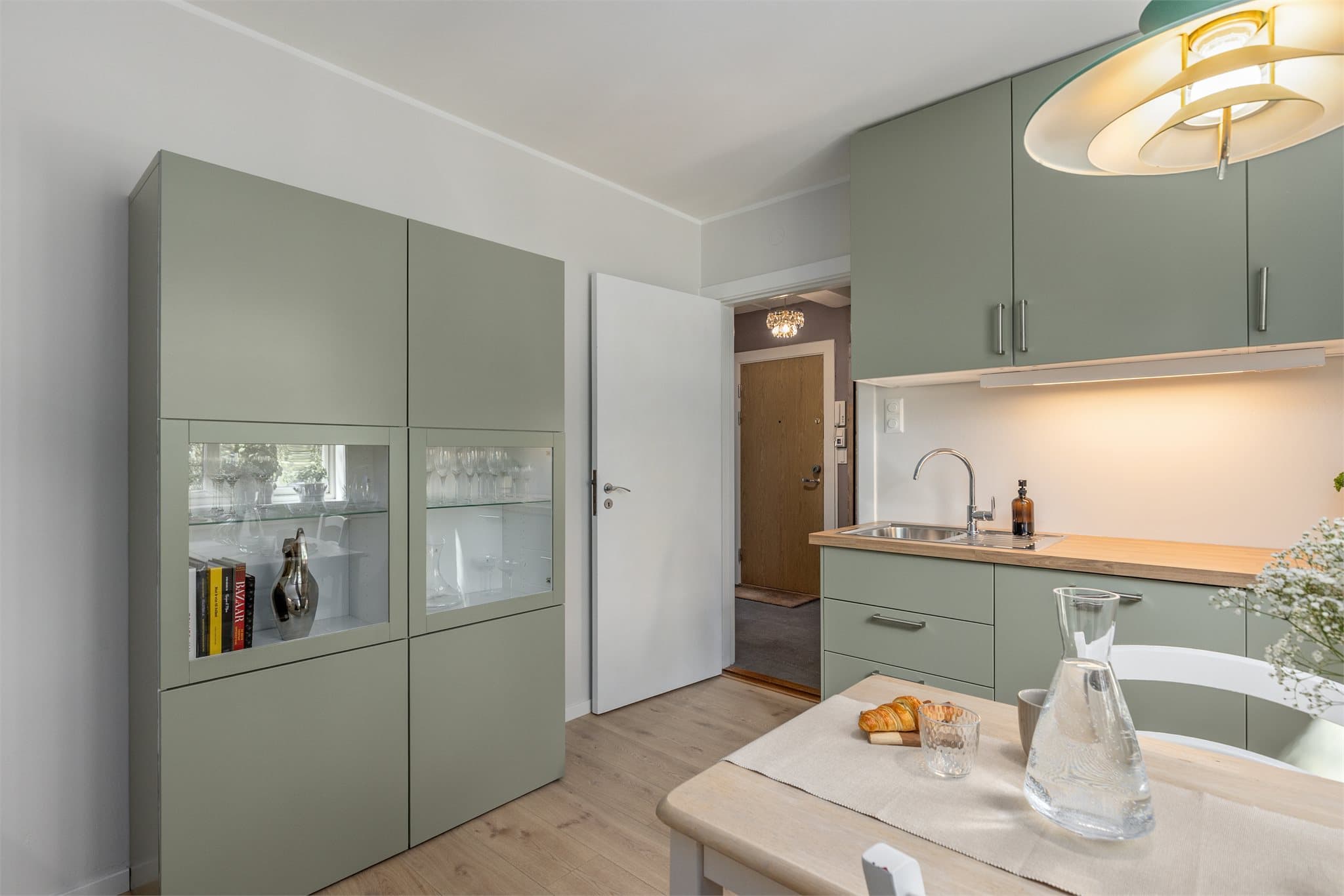 Videre har kjøkkenet en pen og slitesterk benkeplate, stikkontakter på vegg samt benkeskapsbelysning og stikkontakt over kjøkkenbenk