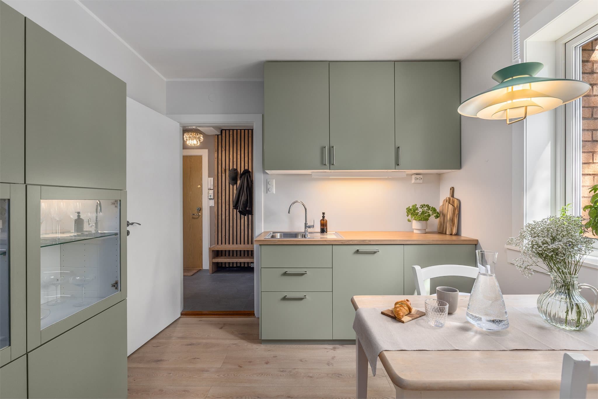 Det er godt med skapplass på kjøkkenet