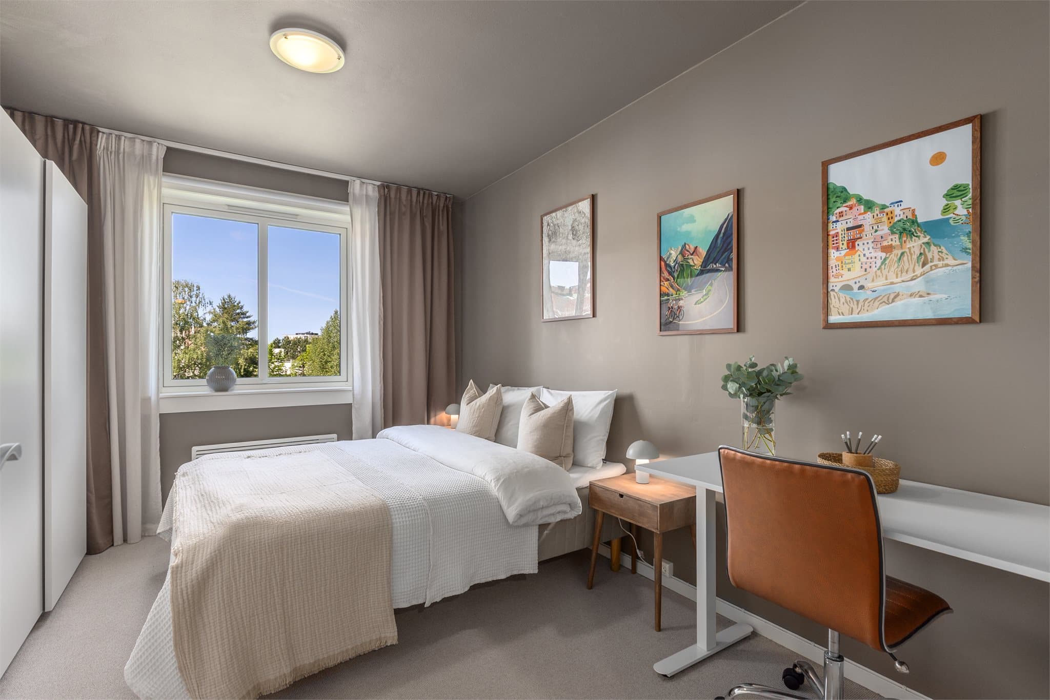 Stort og lunt soverom med god plass til dobbeltseng, nattbord og god garderobeplass