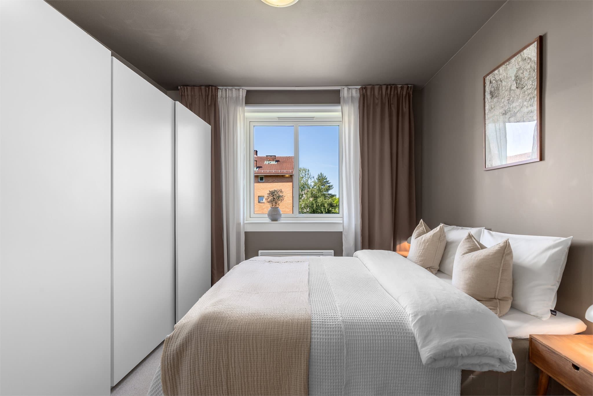 Godt med oppbevaring i stor skyvedørsgarderobe