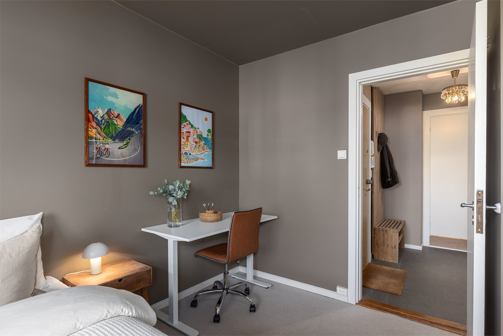 Det er et behagelig gulvteppe på soverommet