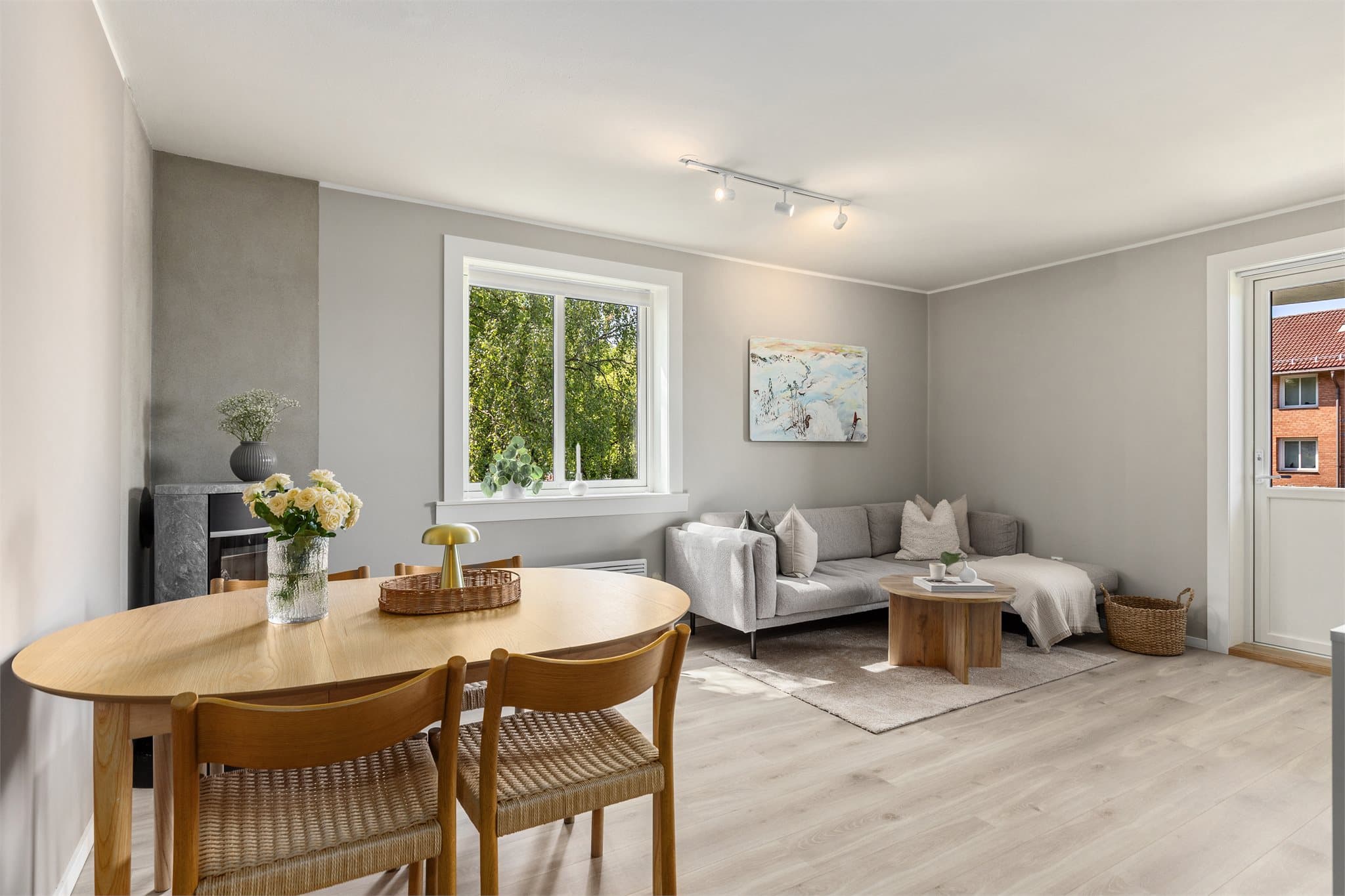 Dette er en pent oppusset og gjennomgående endeleilighet med fantastisk beliggenhet med nærhet til både marka og byen