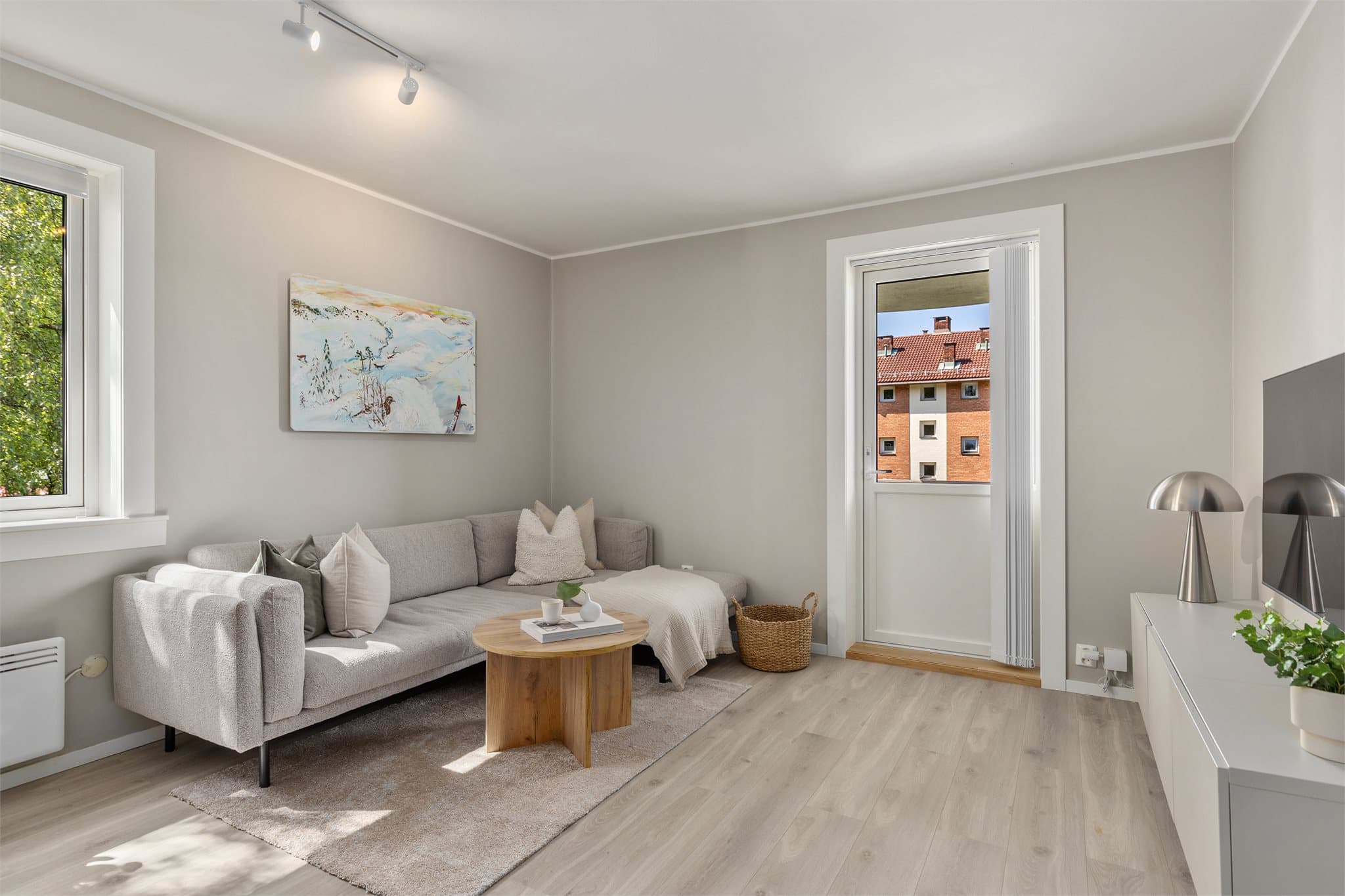 Leiligheten har de siste årene blitt pent oppusset med blant annet et helt nytt bad samt et godt oppgradert kjøkken!