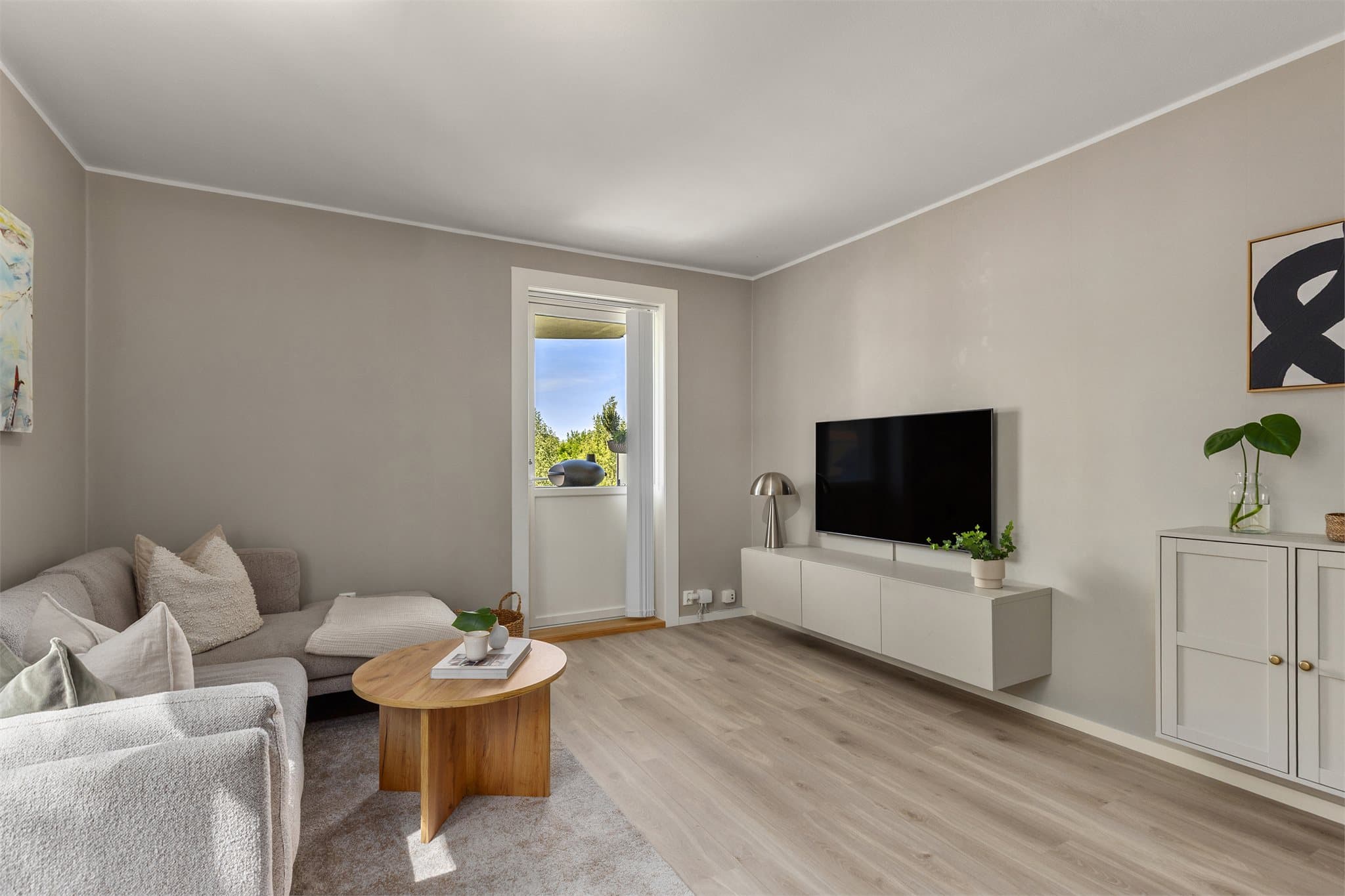 Fra stuen er det utgang til en vestvendt balkong på 6 kvm med nydelig solforhold og flott utsikt mot Holmenkollen