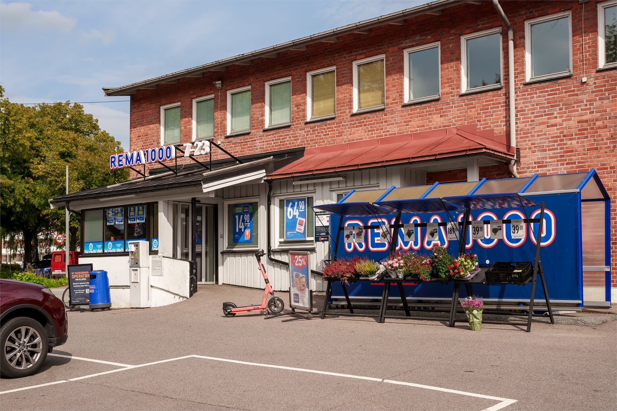 Rema 1000 Skeidbanen ligger 1 minutt unna leiligheten