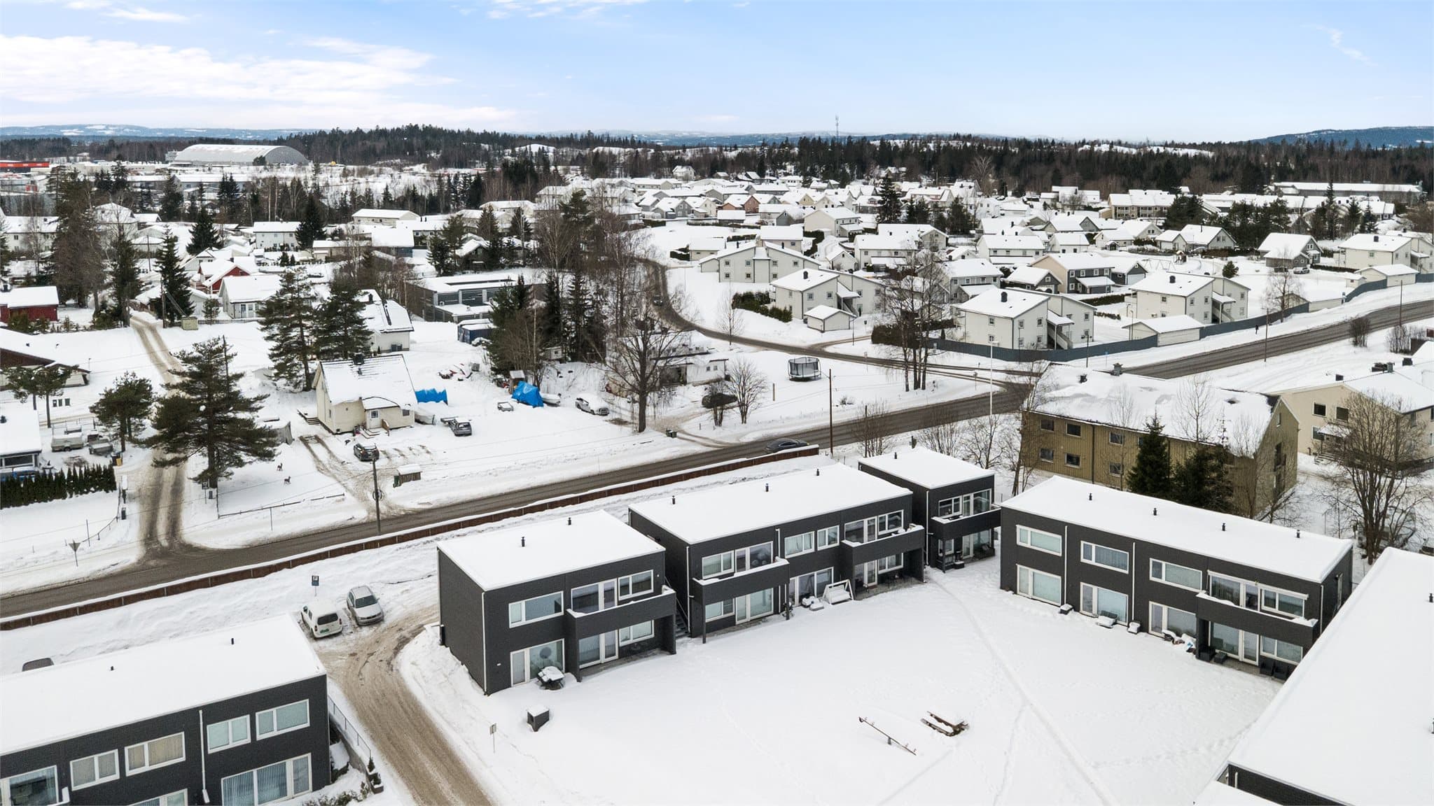 Hyggelig boligområde med butikk, tog, barnehage og barneskole innen kort avstand
