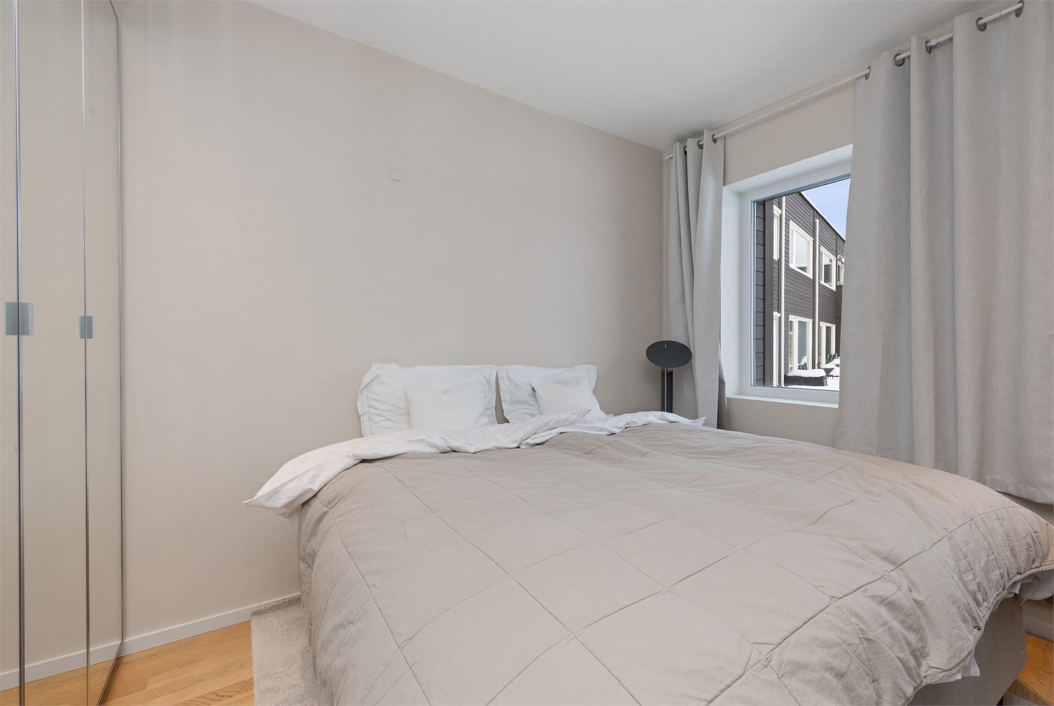 Soverom med god plass til dobbeltseng