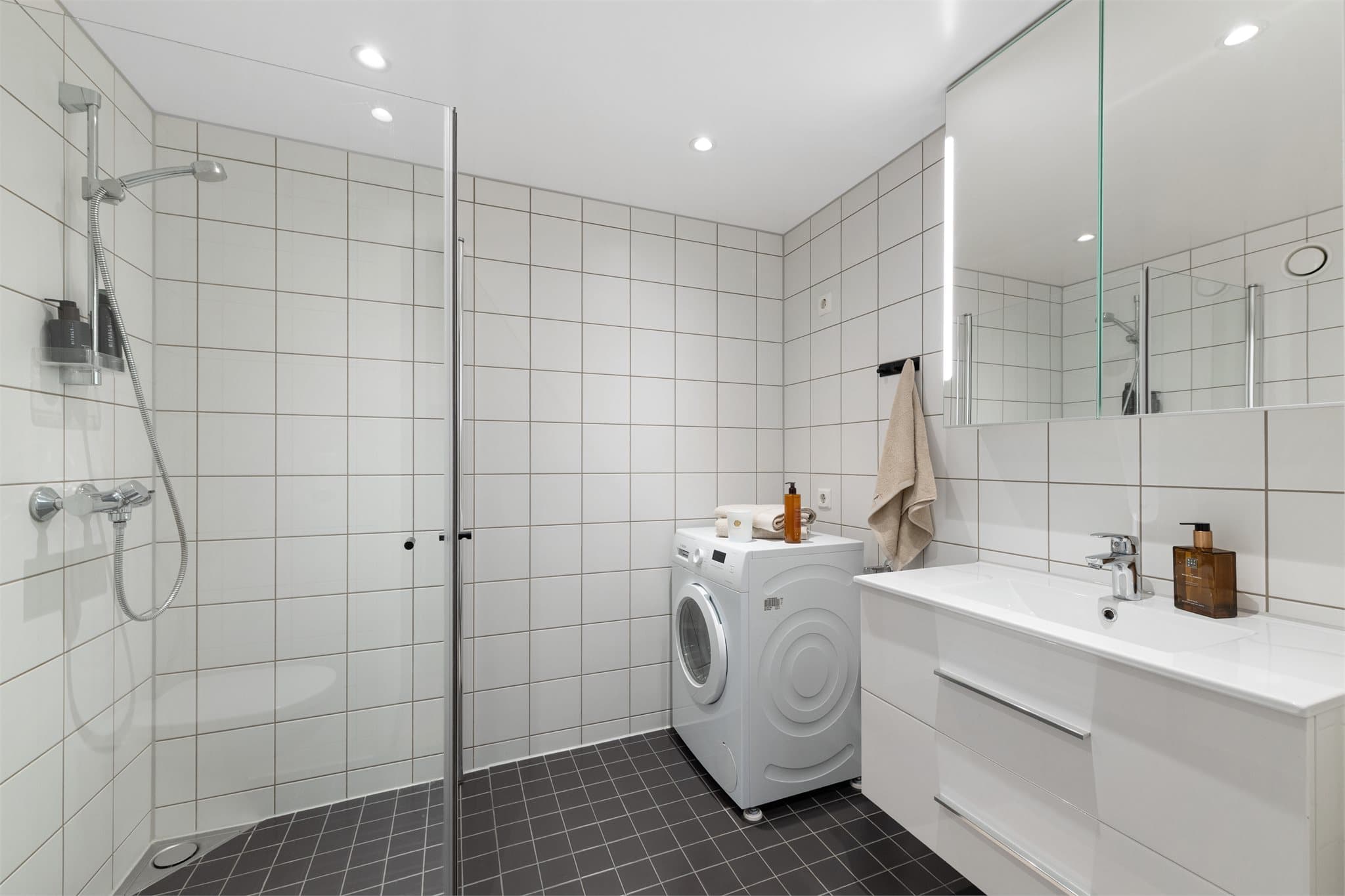 Flislagt og moderne baderom med varme i gulv