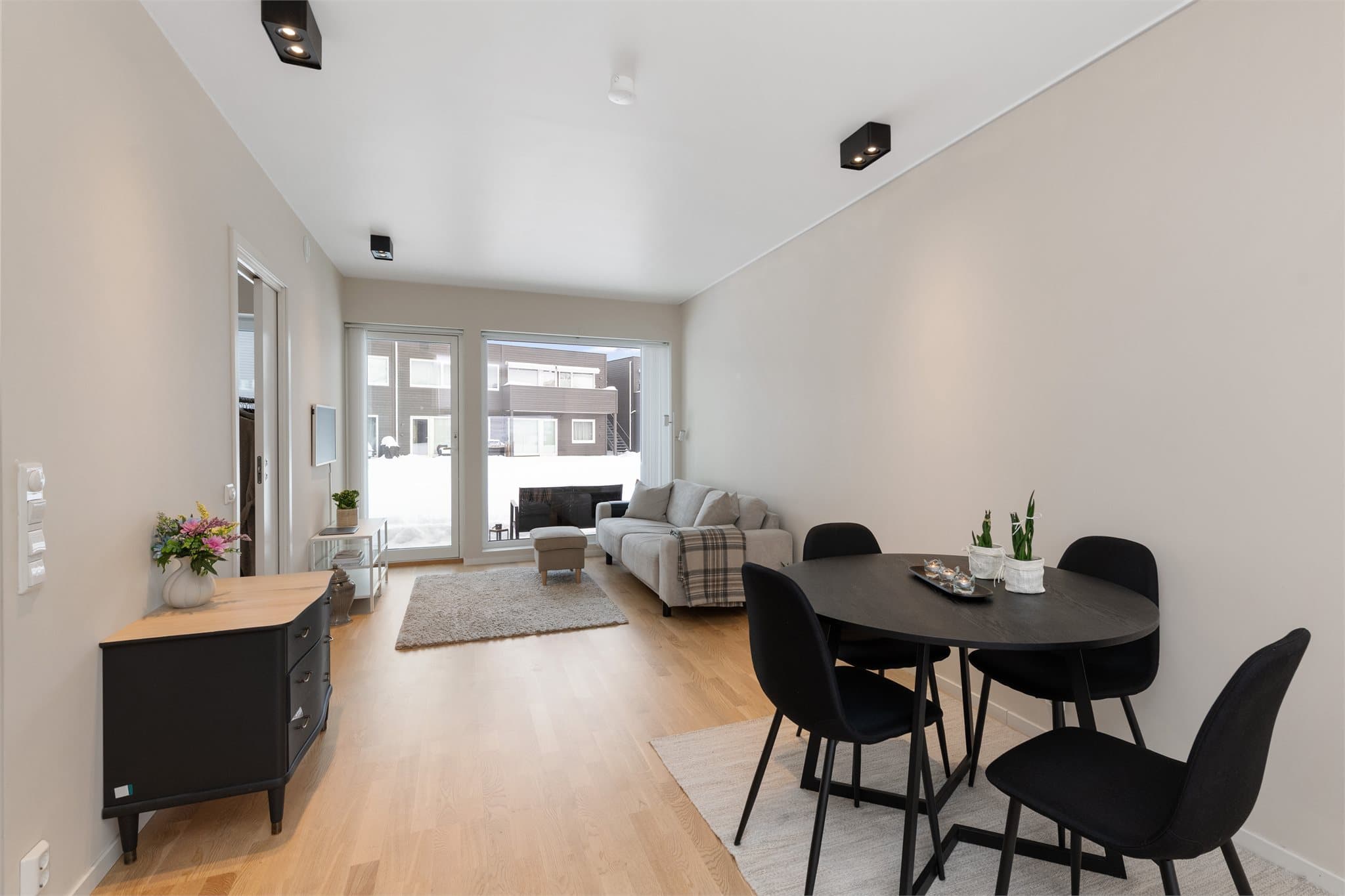 Lys og luftig stue som enkelt kan innredes med både spisebord og sofa