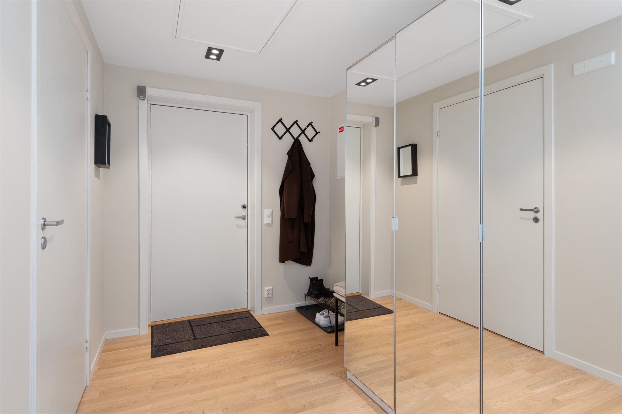 Stor entré/gang med garderobeskap og god plass til sko og jakker
