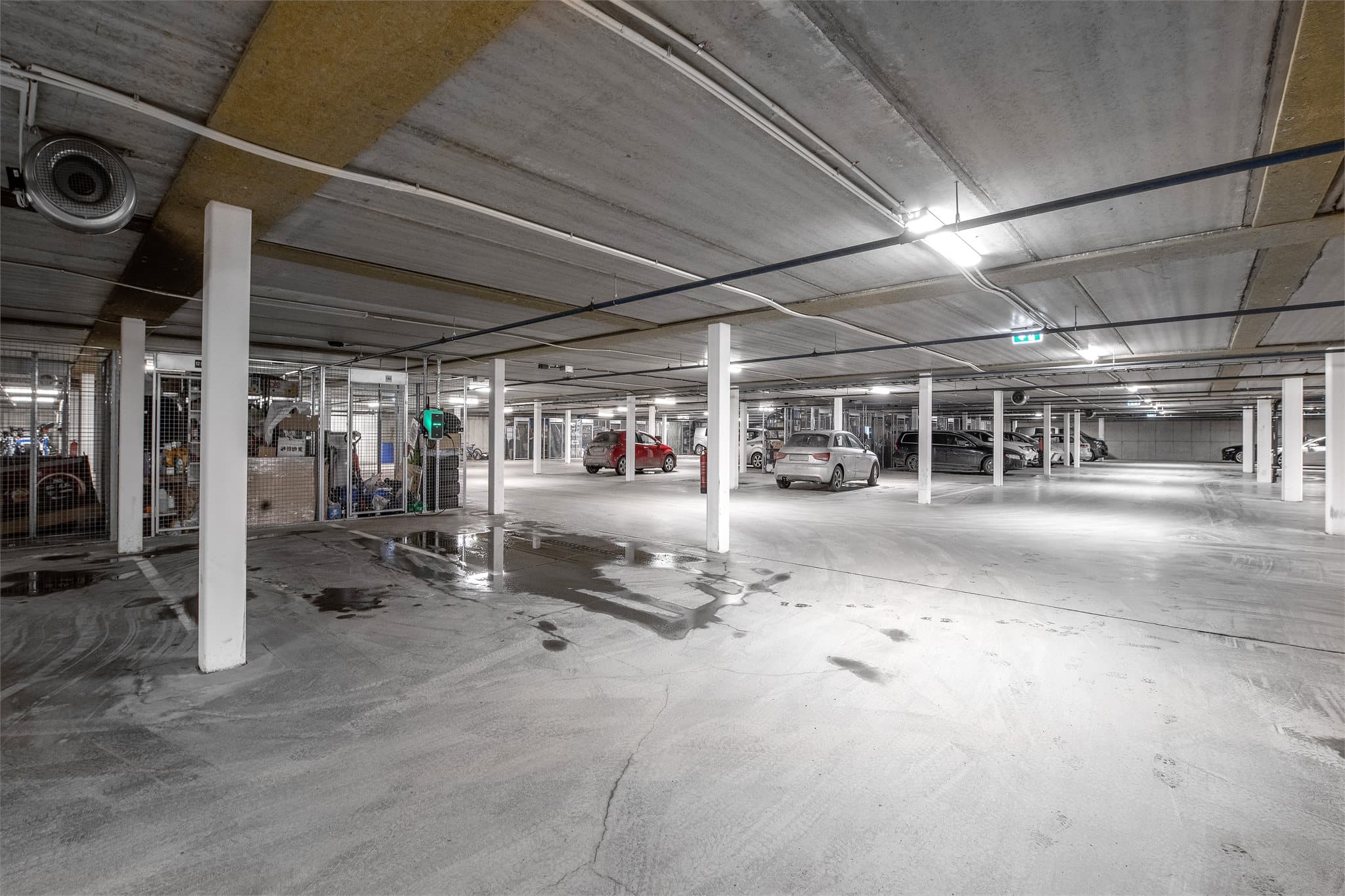 Det disponeres egen garasjeplass med el-billader og tilhørende sportsbod