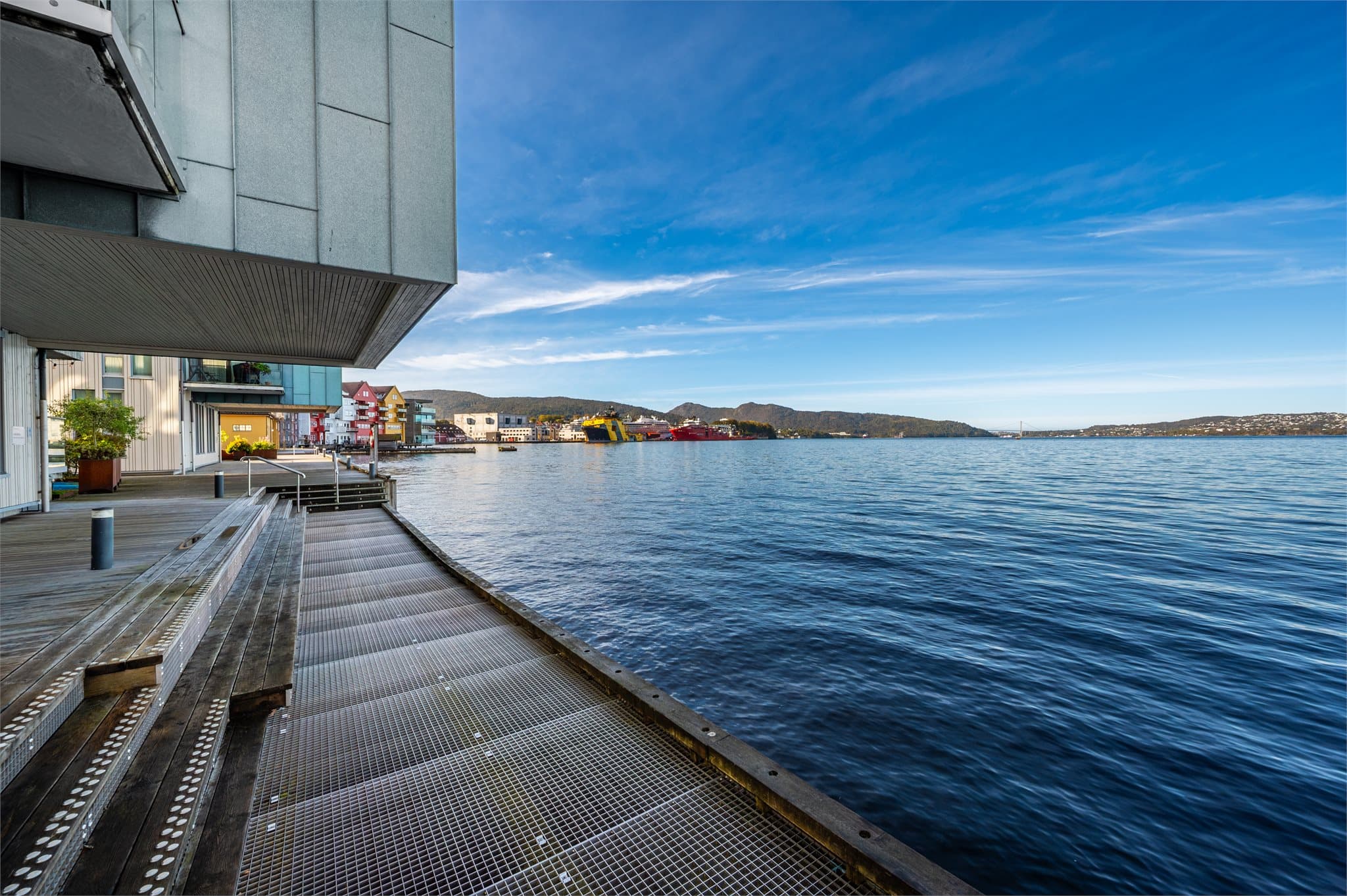 - Fra nærmeste bussholdeplass, Sandvikstorget, går det et bredt utvalg busslinjer bl.a. i retning Åsane, Nesttun, Bergen sentrum, Haukeland og Handelshøyskolen -