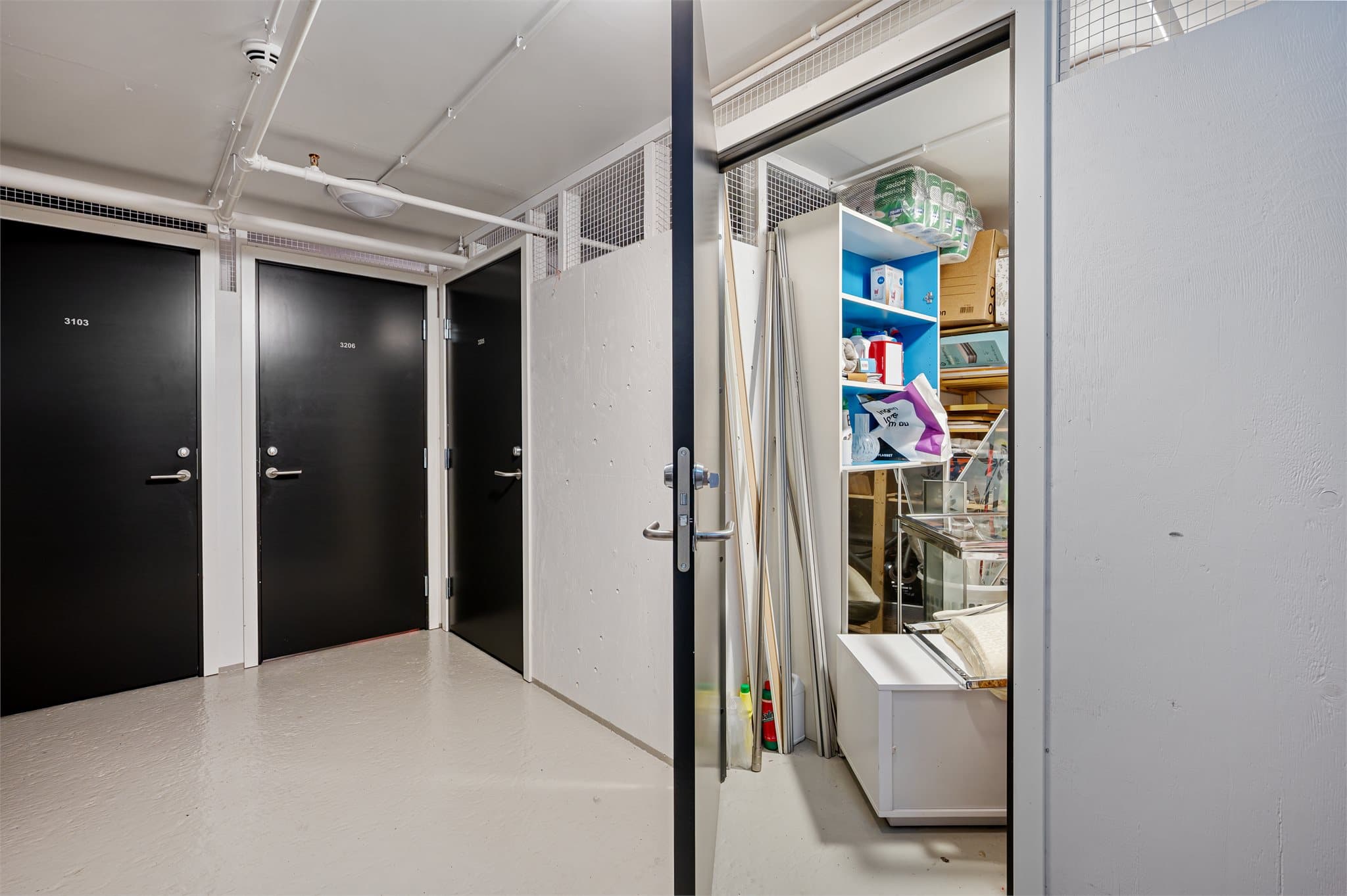 - Den eksterne boden i kjelleren måler 4,8 m² -