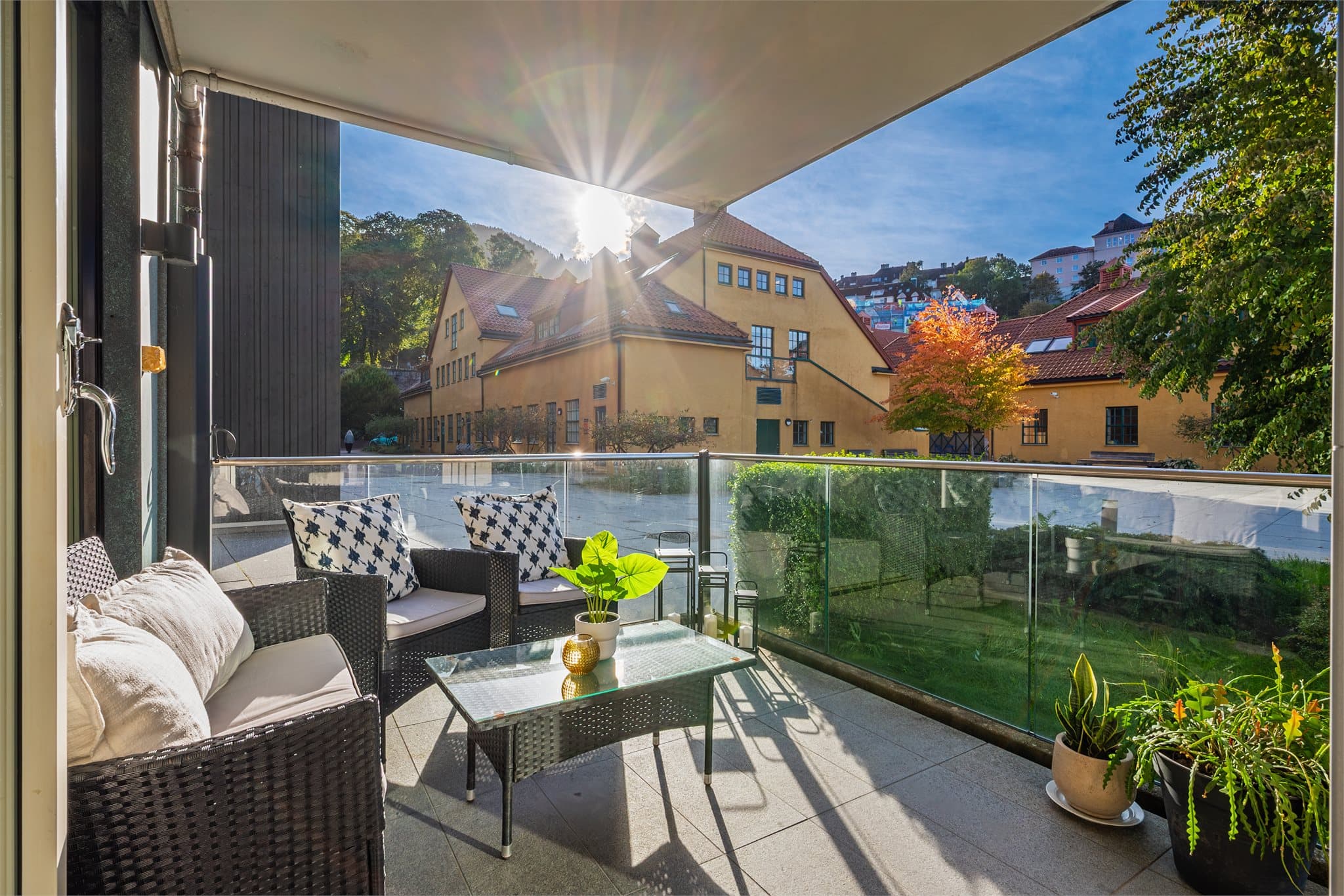 - Terrassen måler 8,3 m² og har plass til en hyggelig sittegruppe -