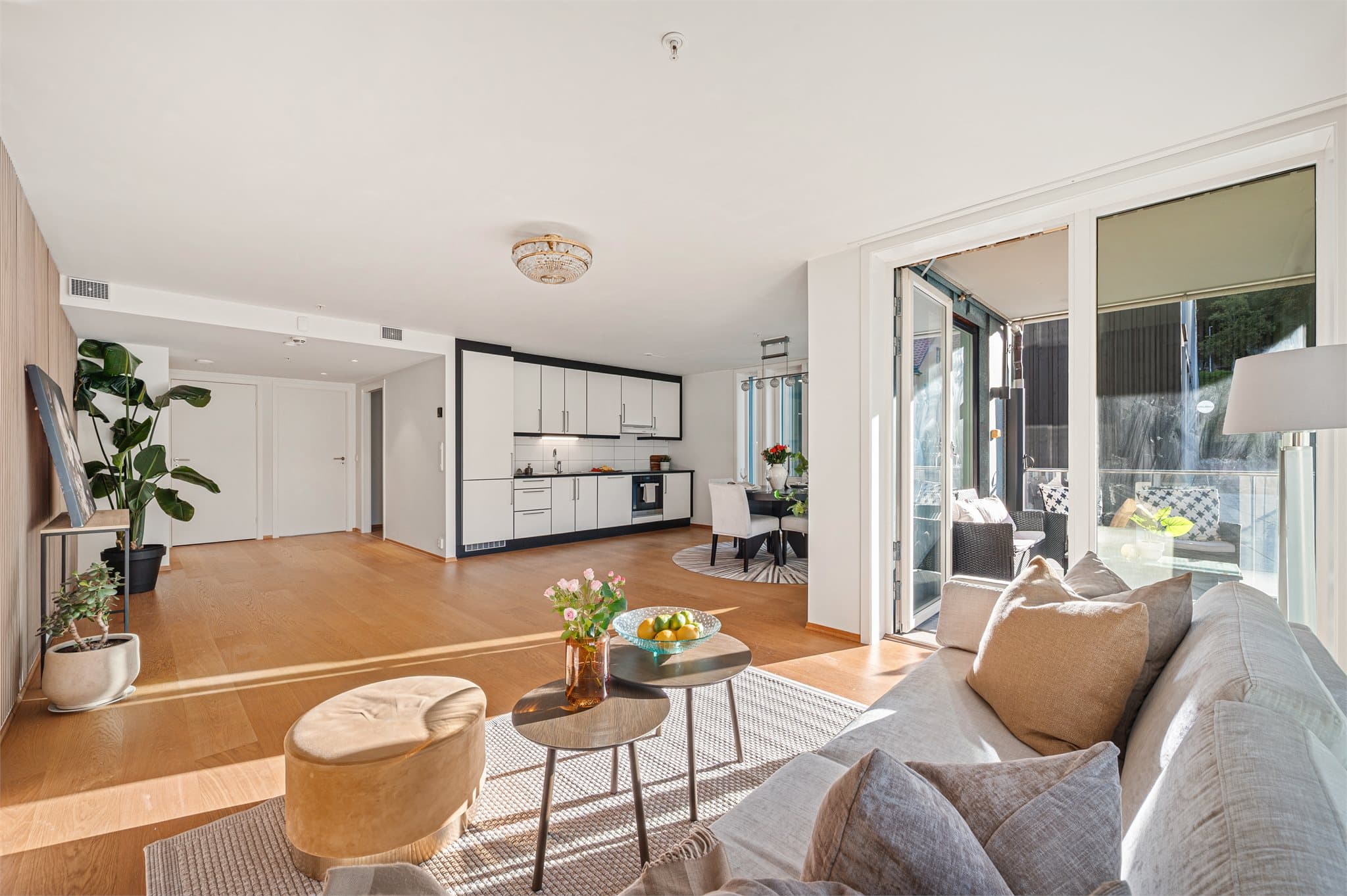 - Vi beveger oss inn i leiligheten som har et BRA-i på 79 m² og inneholder entré, stue/kjøkken, 2 soverom, bad, wc og innvendig bod -