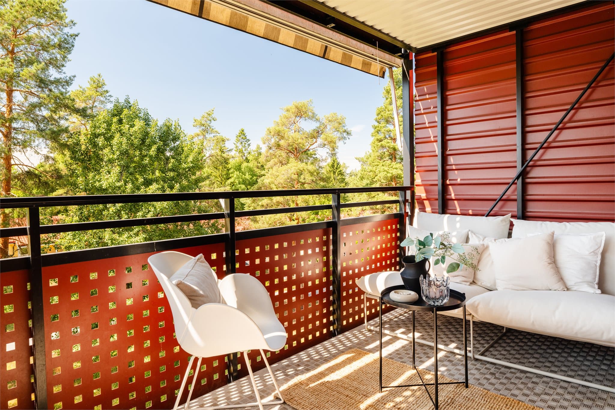 Vestvendt balkong på ca. 9 m² med gode solforhold og plass til sittegruppe.