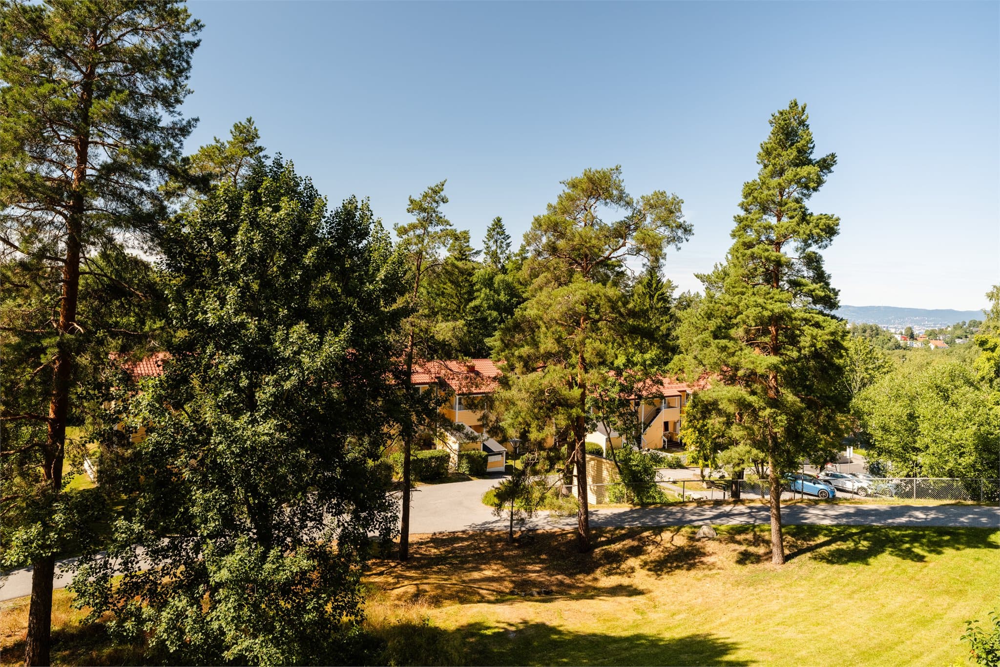 Hvervenbukta med badestrand ligger kun en 15-minutters spasertur unna.