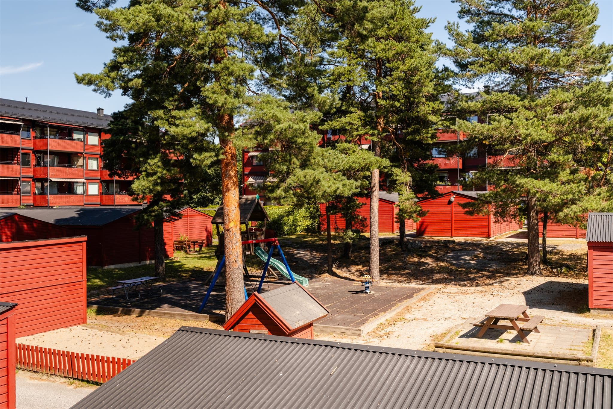 Fine, opparbeidede fellesarealer med lekeplass.