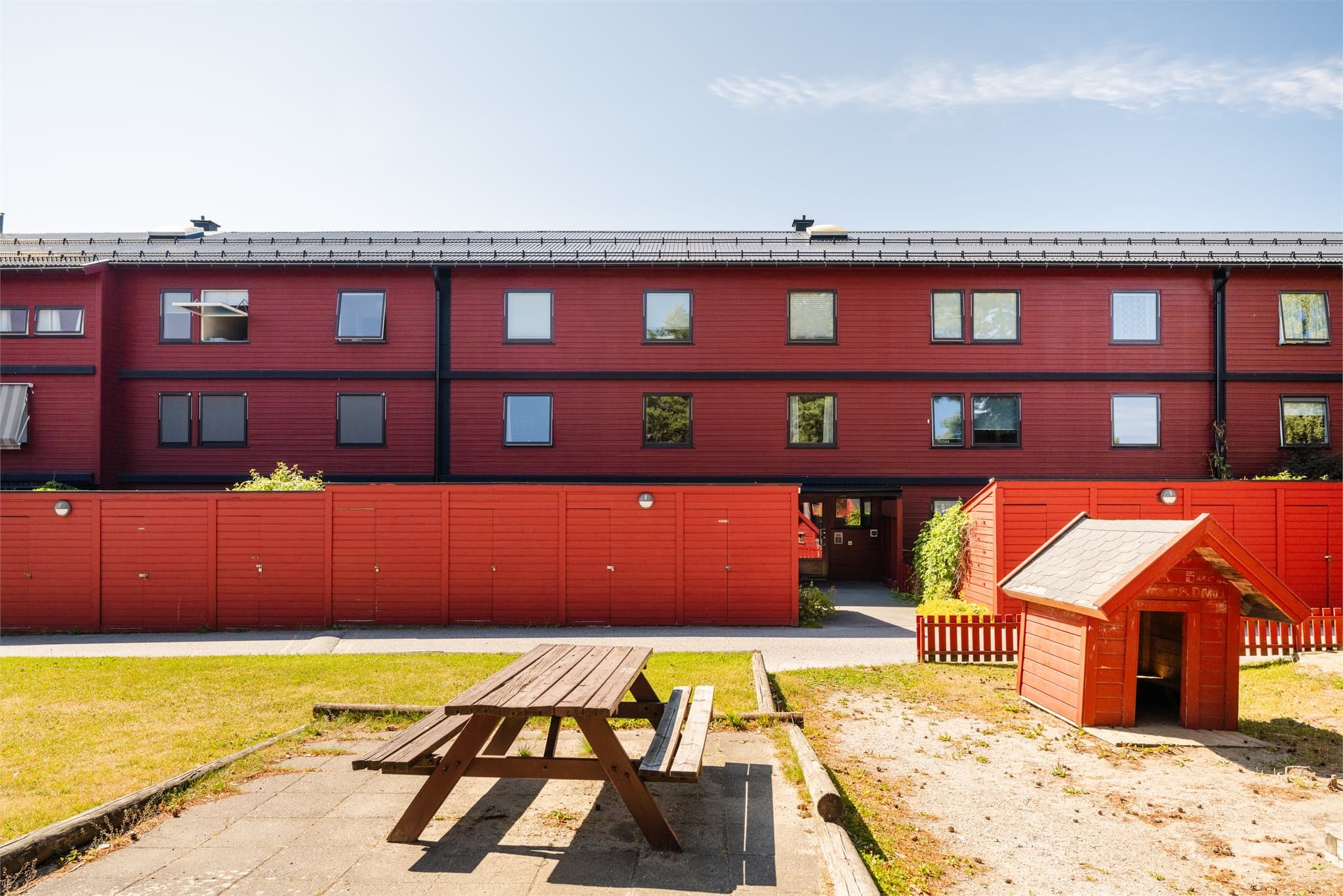 Leiligheten disponerer to eksterne boder som gir god lagringsplass: en i kjeller og en utebod.