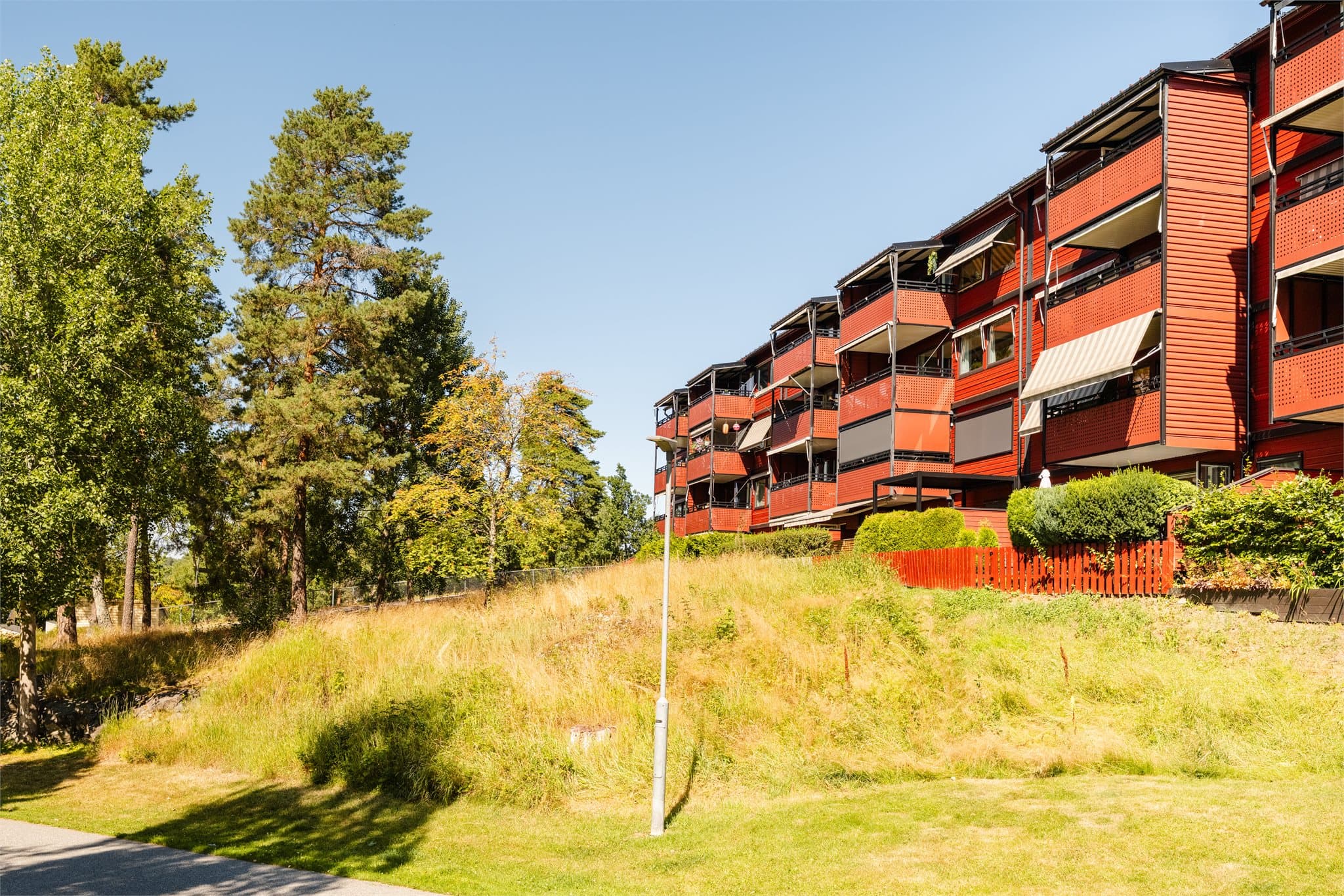 Leiligheten ligger i et veletablert borettslag med nærhet til skog og mark.