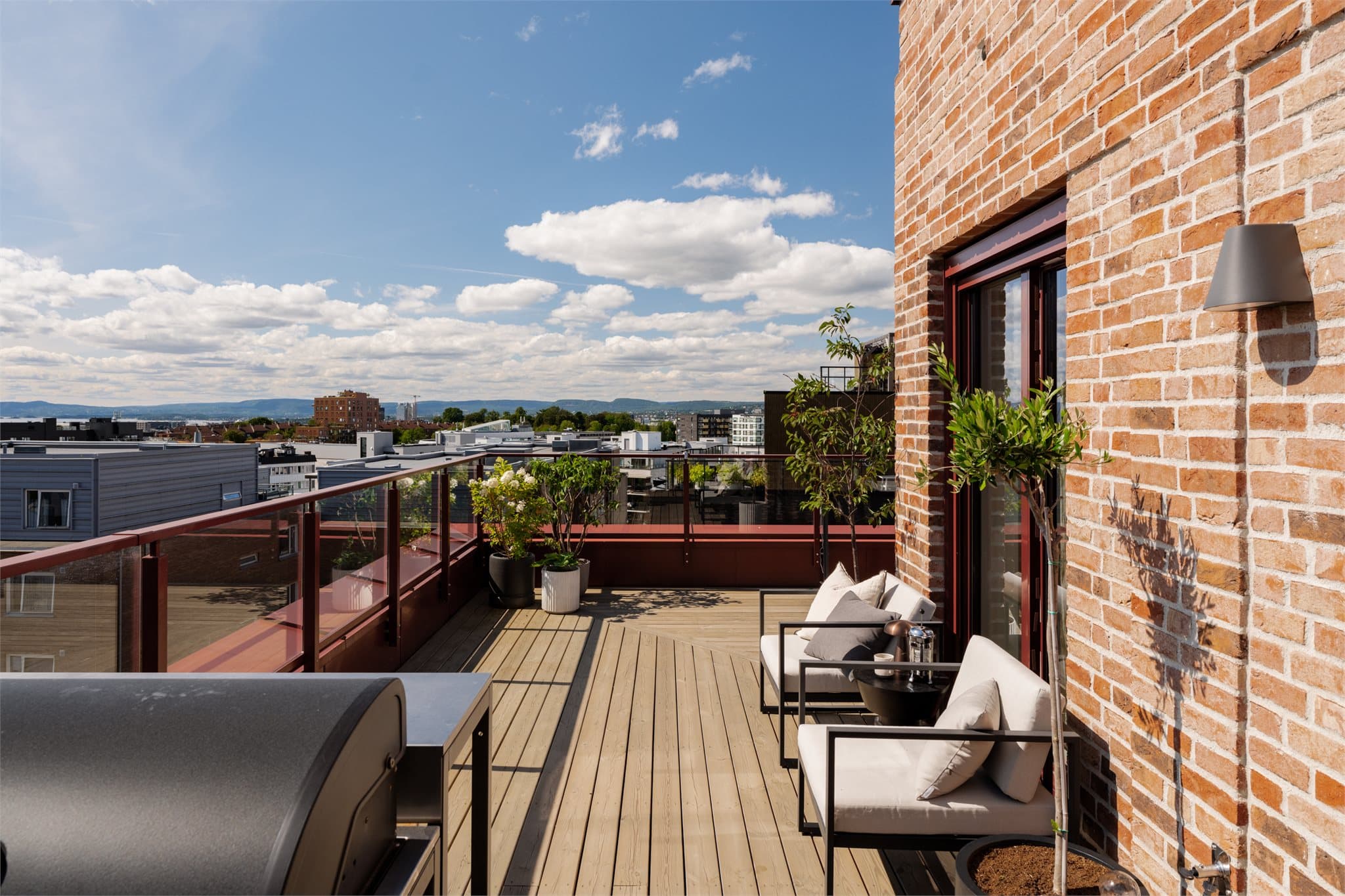 En eksklusiv og rålekker topp- og hjørneleilighet med 70 m² privat takterrasse rundt hjørnet og fantastisk utsikt.