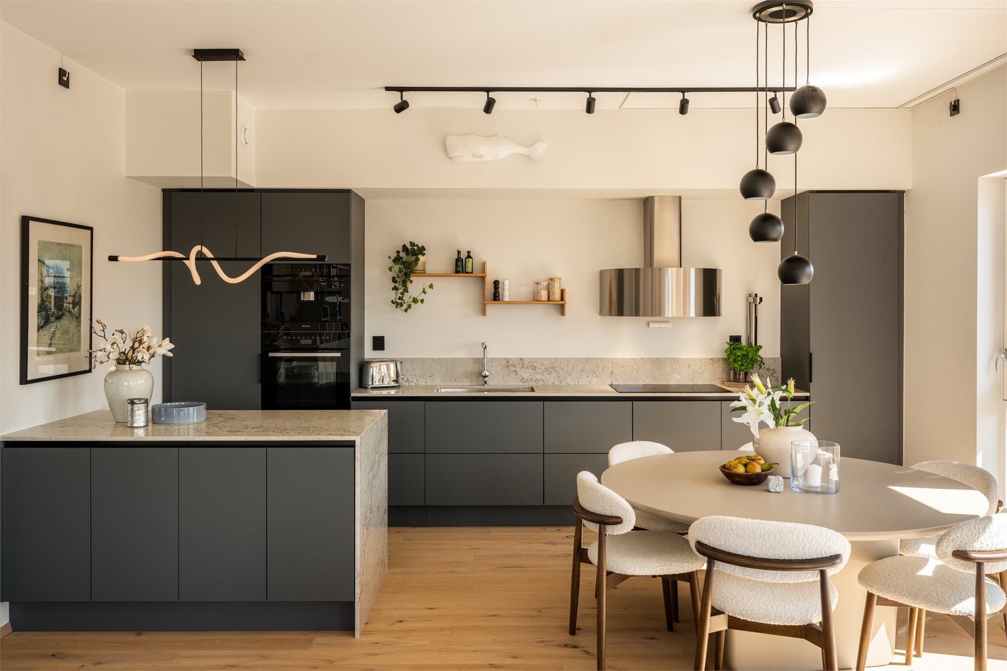 Boligen har et rålekkert HTH-kjøkken med kompositt benkeplate og backsplash.