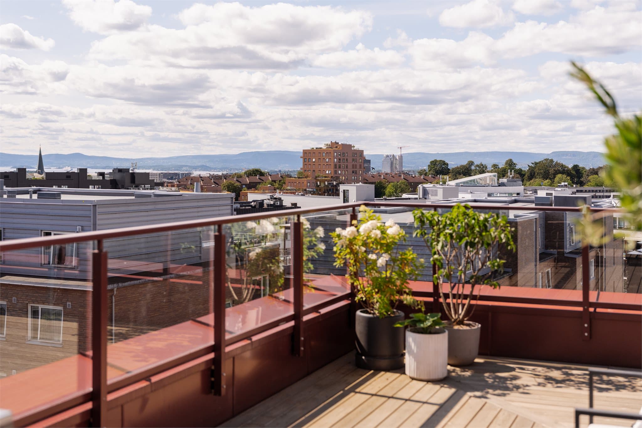 Fra takterrassen ser du over Oslo by og helt ned til sjøen.