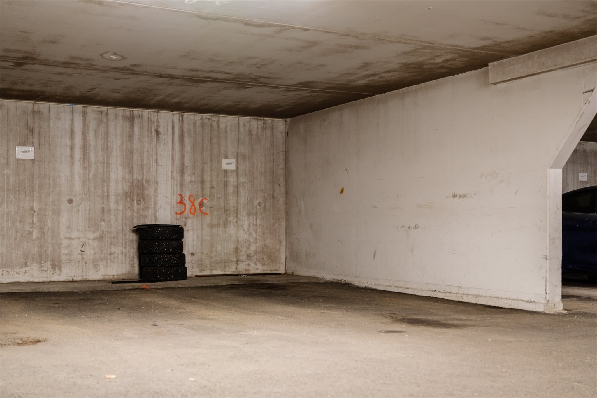 Det medfølger en fast parkeringsplass i felles garasjeanlegg under nabobygget.