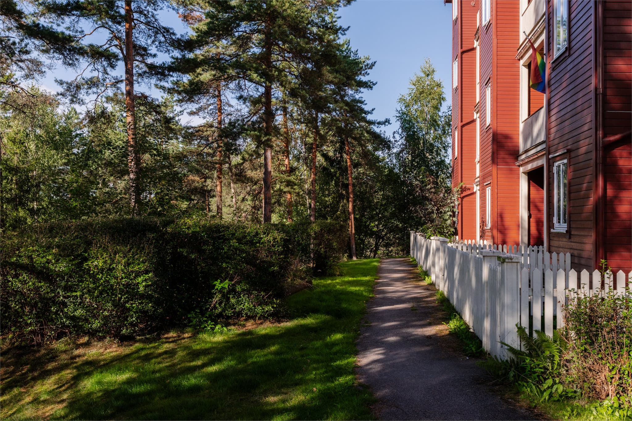 Leiligheten ligger i skjermede og rolige omgivelser, omgitt av store grøntarealer og med marka like i nærheten. Herfra er det kort vei til kollektivtransport, barnehager, skoler og blant annet Mortensrud senter.